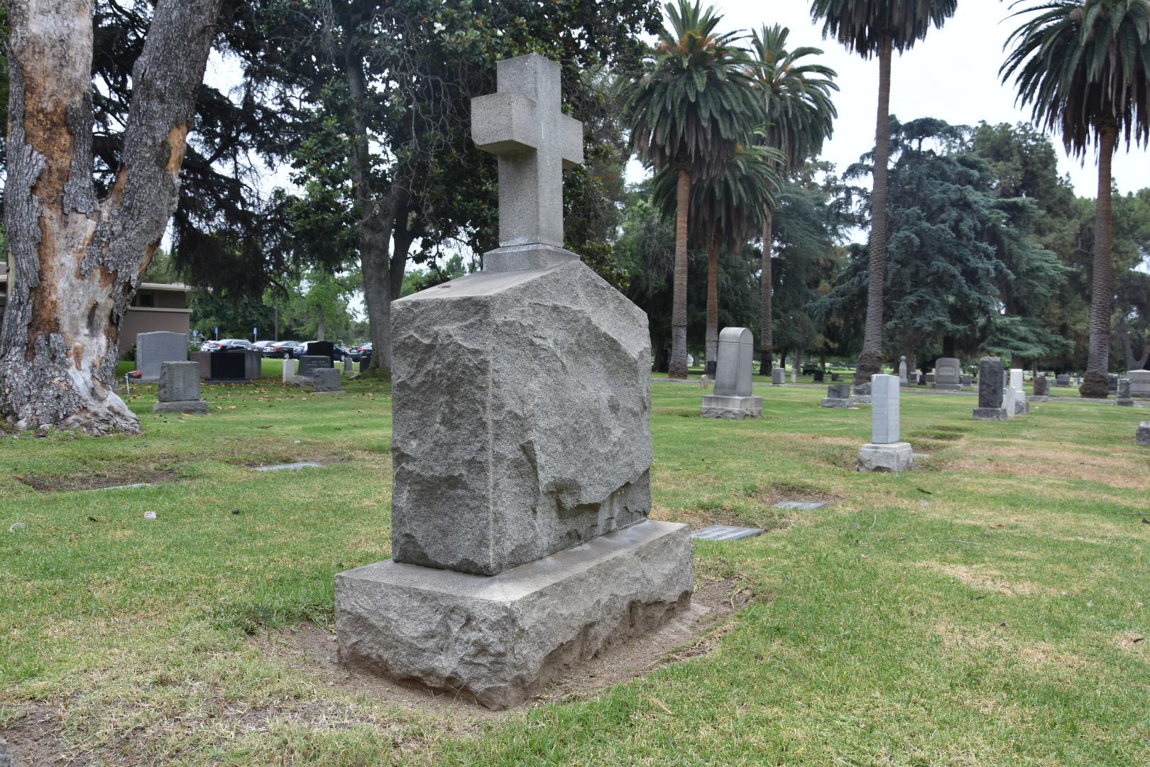 The old section of Live Oak Memorial in Monrovia, Ca r/CemeteryPorn