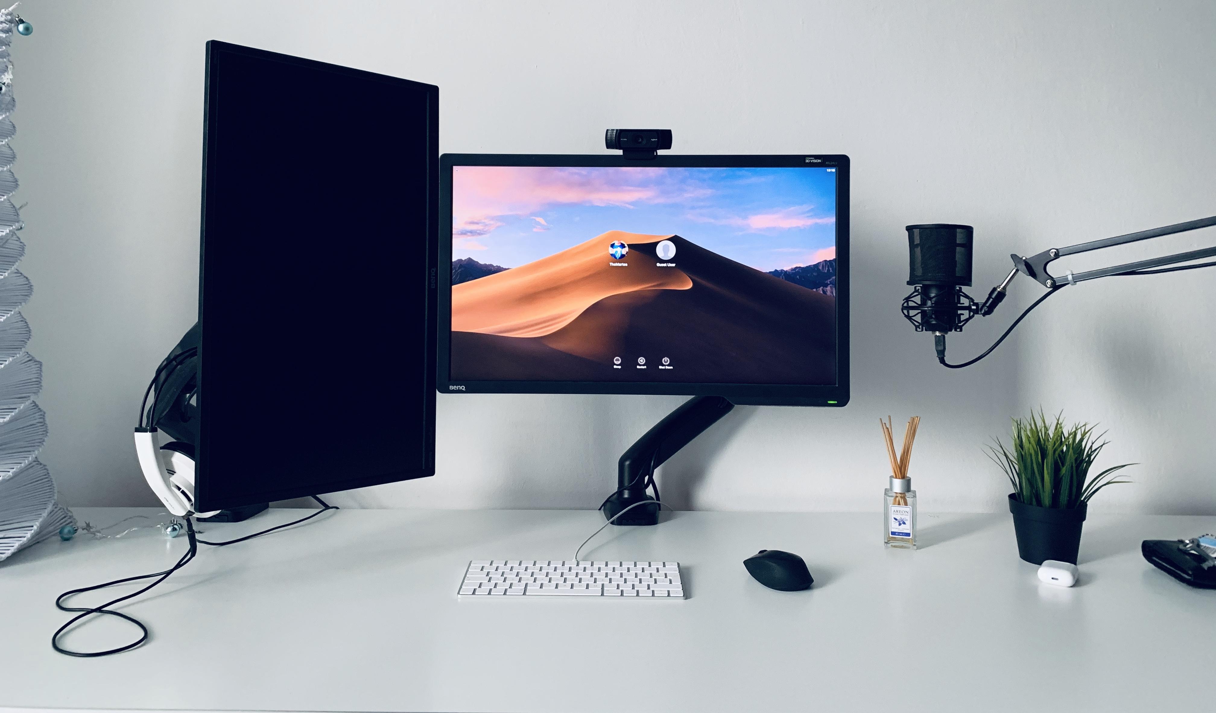 My Home Office Setup. It ain',t much, but hey, it',s mine! (Hackintosh