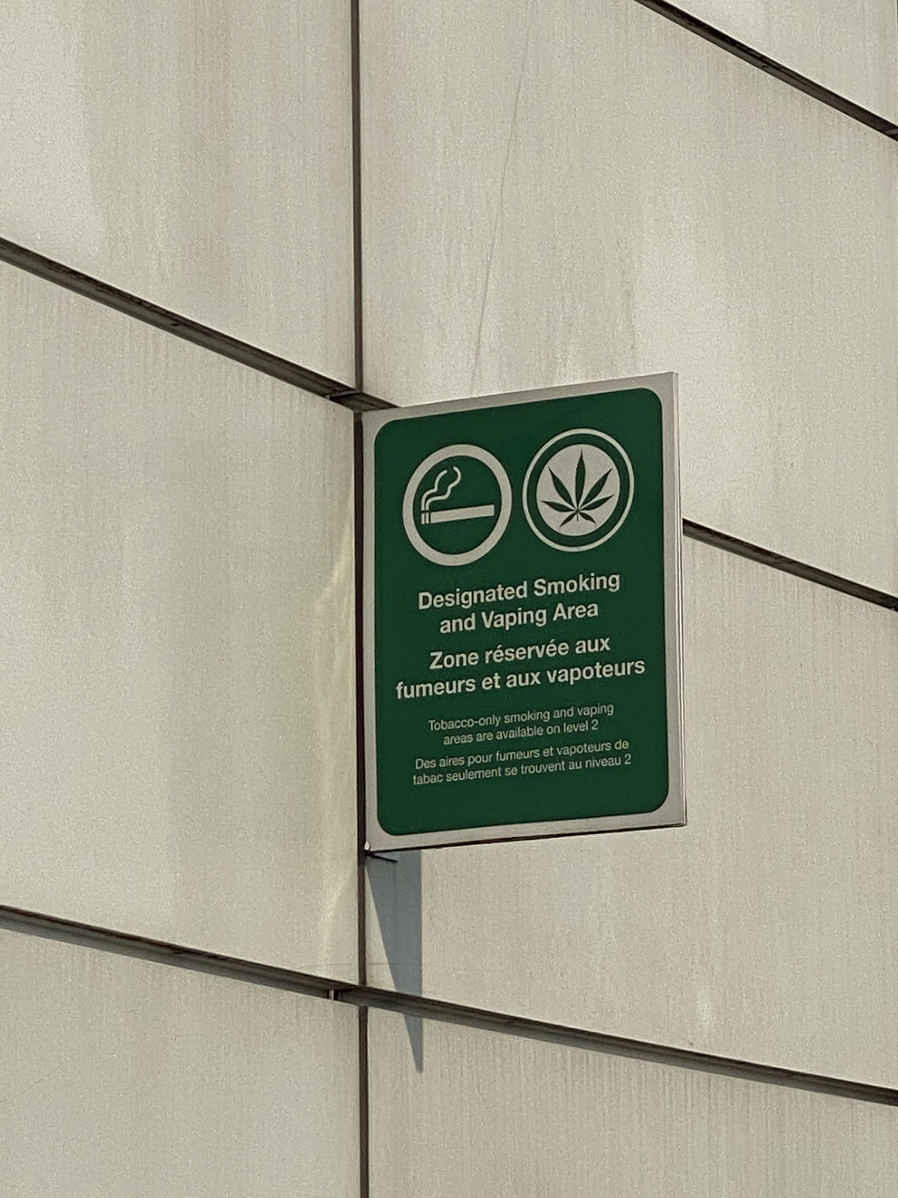 Smoking sign at Vancouver airport r/mildlyinteresting