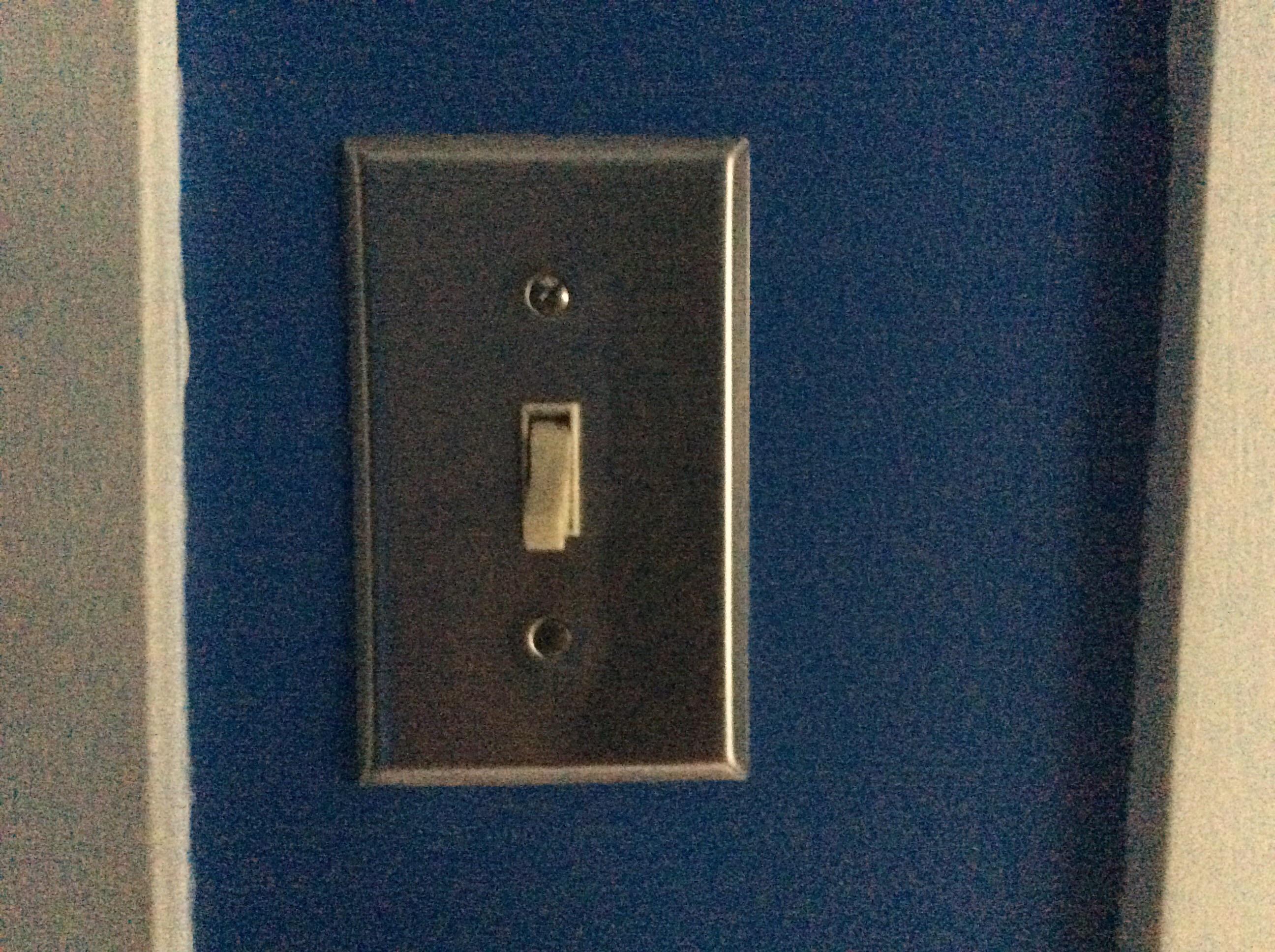This light switch is off centre r/mildlyinfuriating