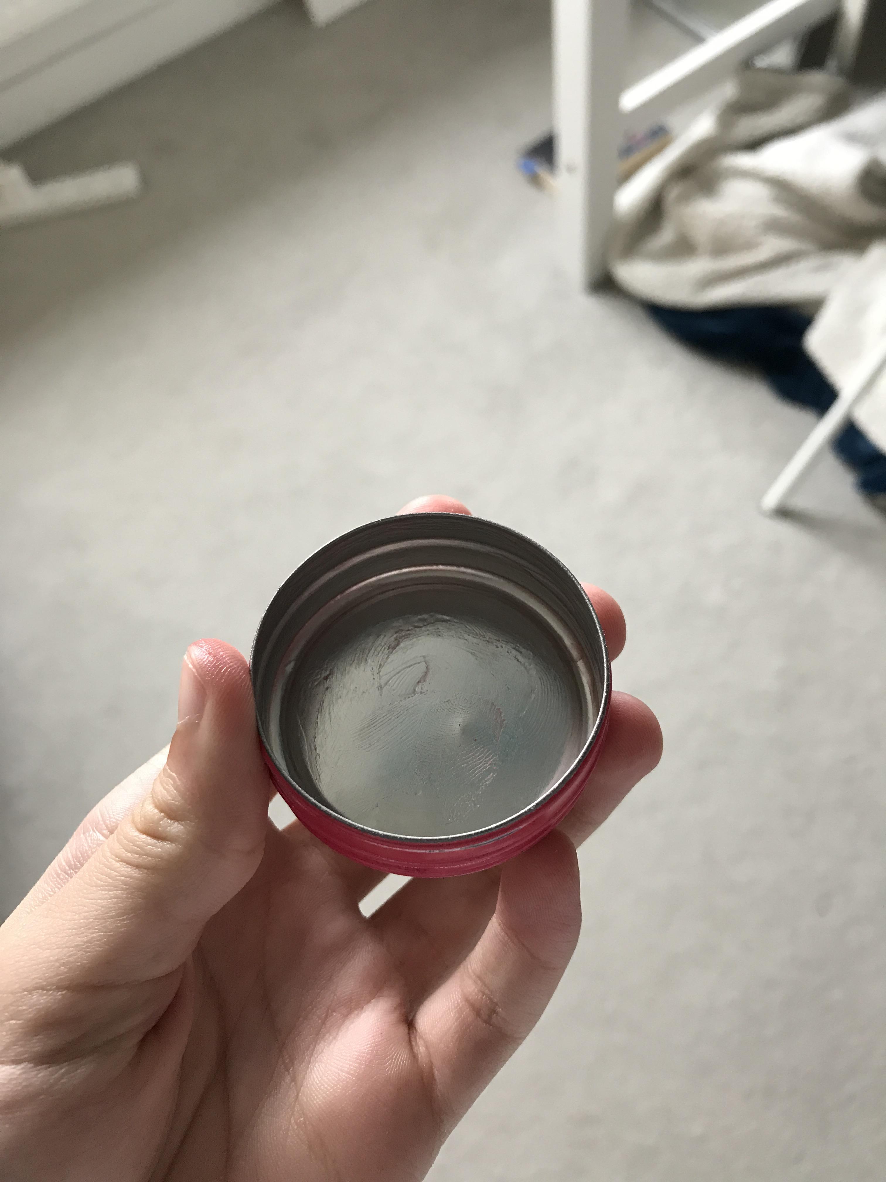 this is my completely empty Vaseline tub r/mildlyinteresting