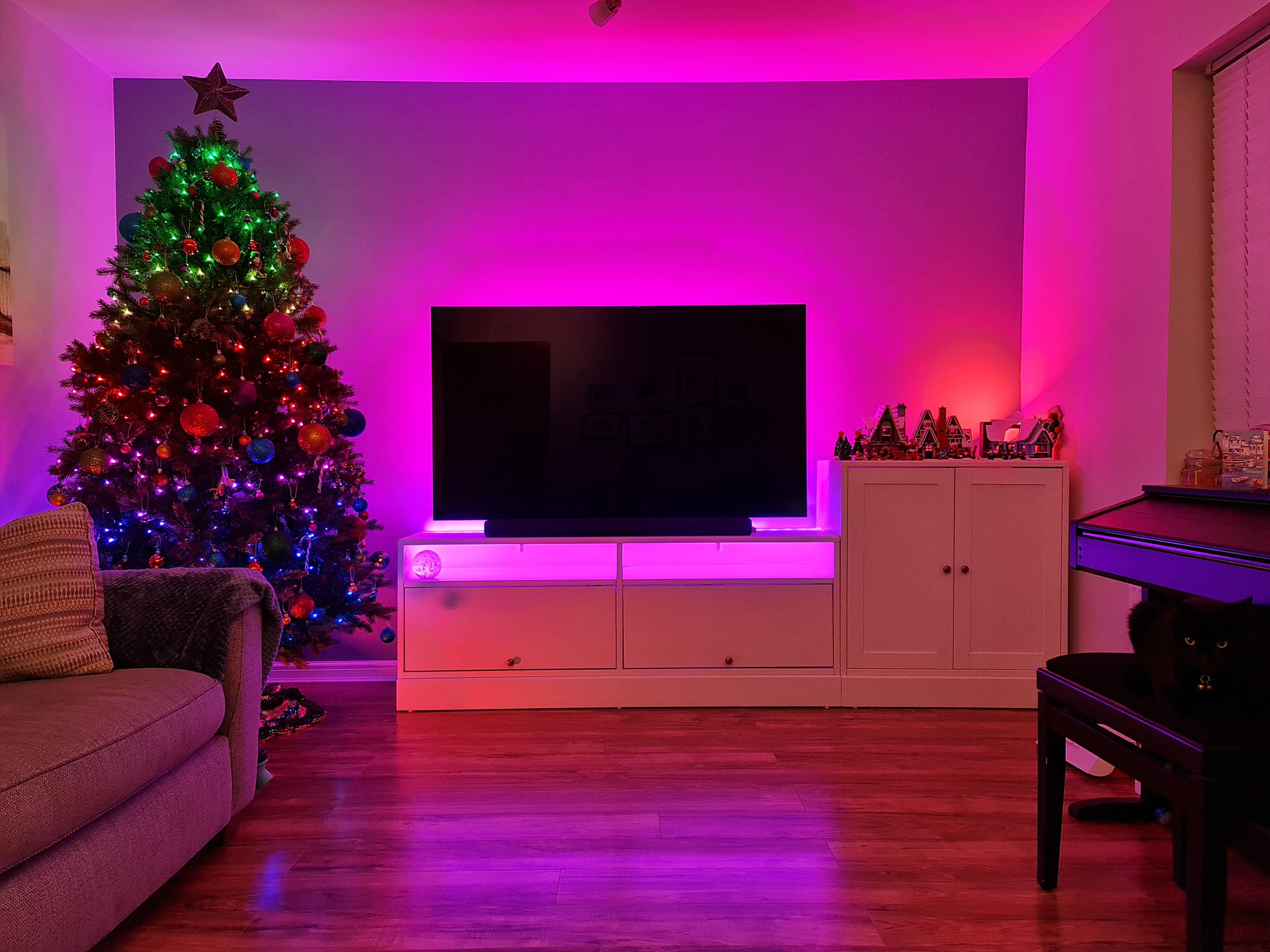 Christmas set up (Hue + Twinkly Xmas lights) r/Hue