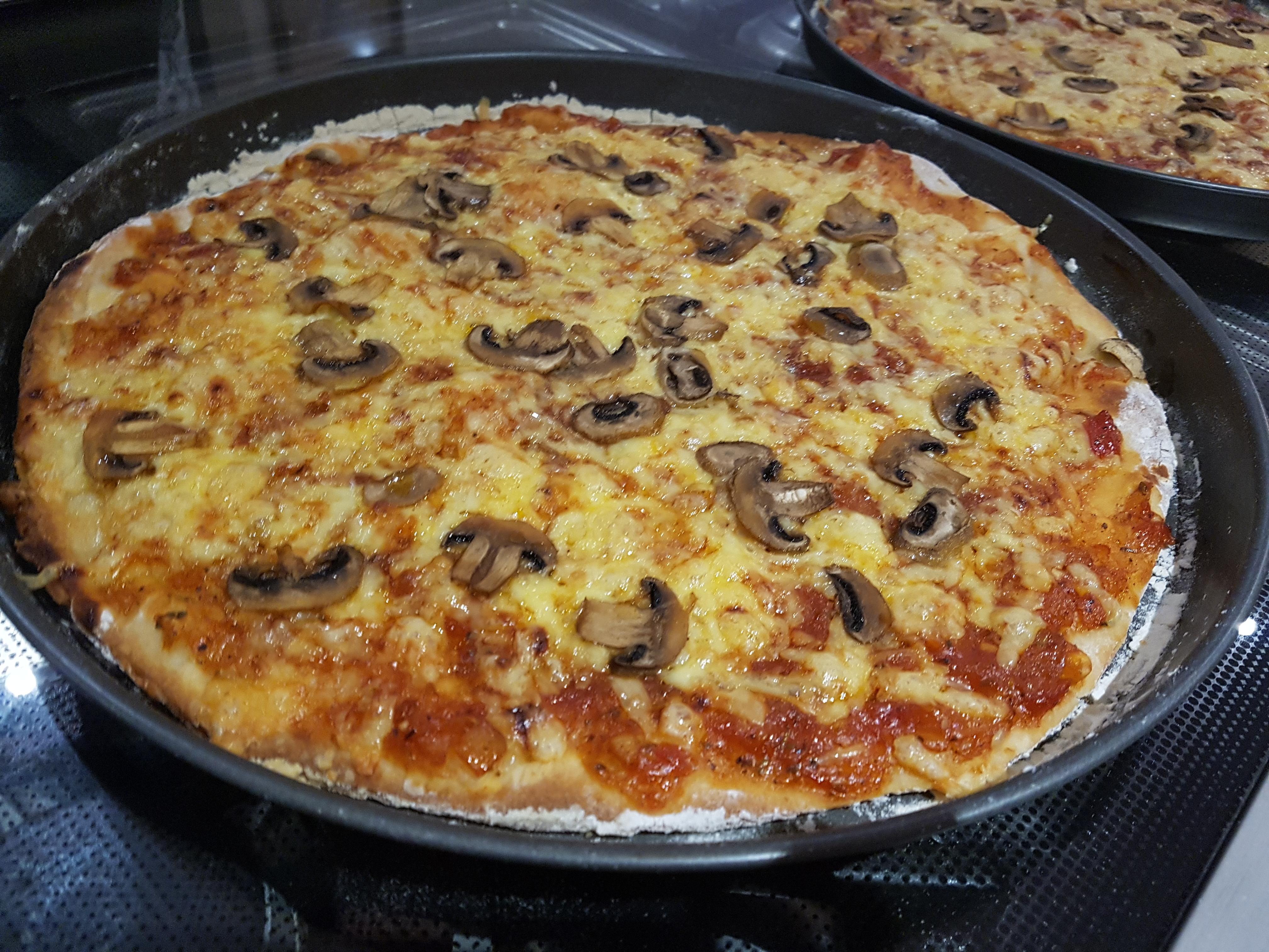 [Homemade] Mushroom and tomato pizza with white cheddar cheese. r/food