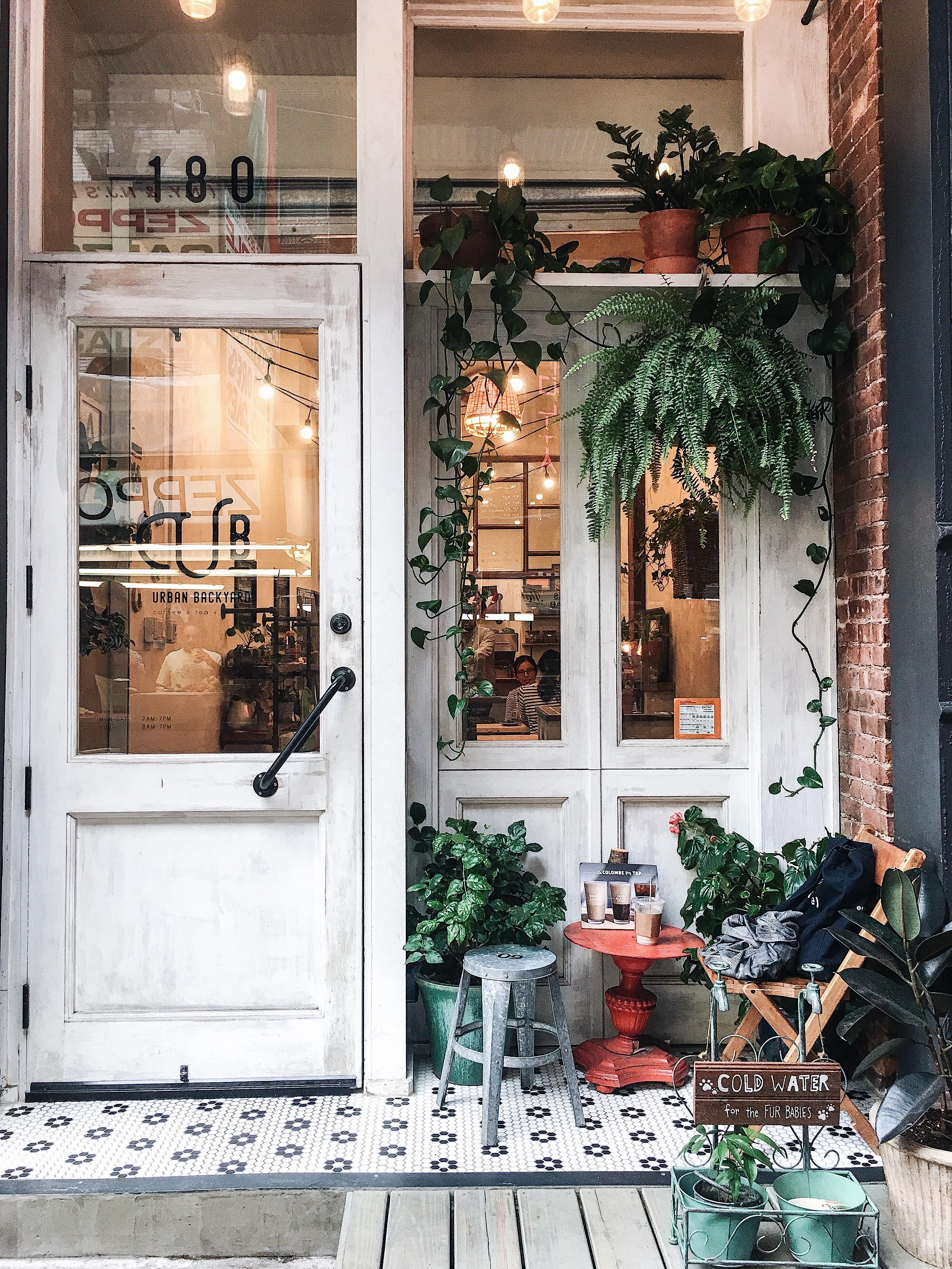 Cozy coffee shop in Soho r/CozyPlaces
