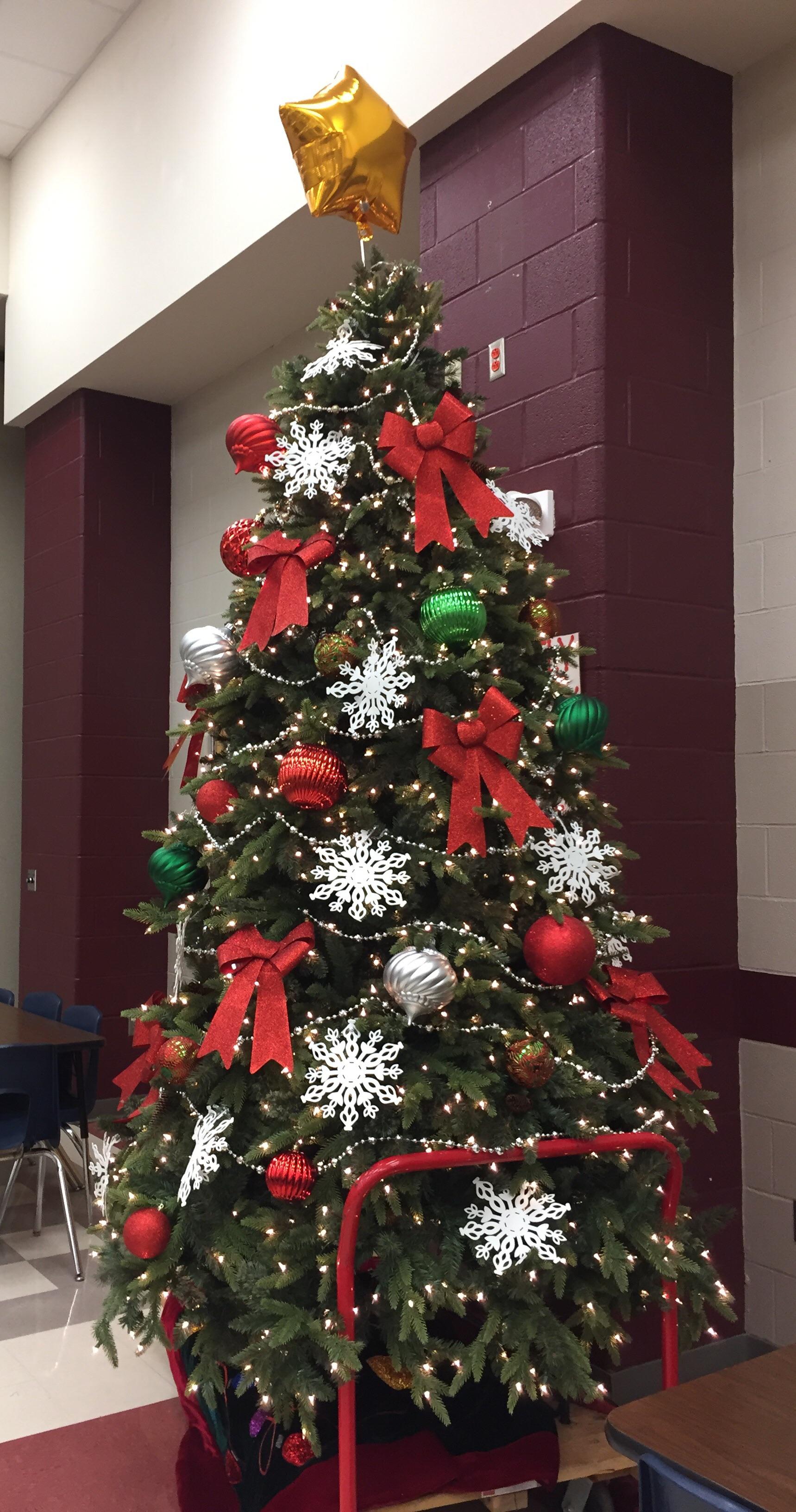 I decorated the Christmas tree at my son’s elementary school today!🎅🏼🌲