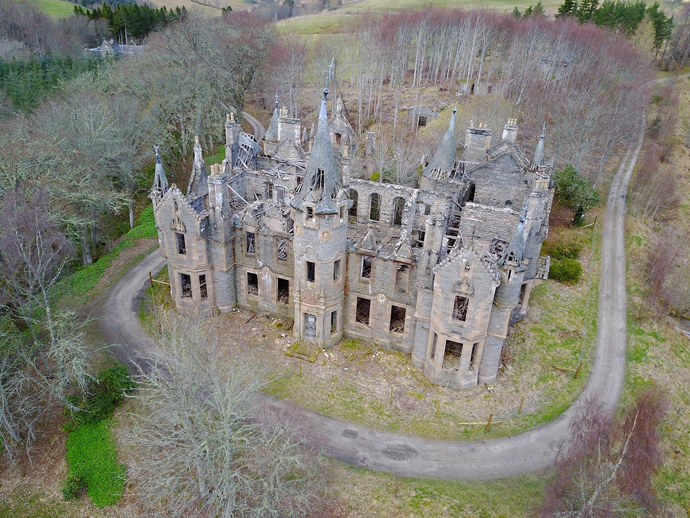 An abandoned Scottish castle [OC] [1400x1050] r/AbandonedPorn