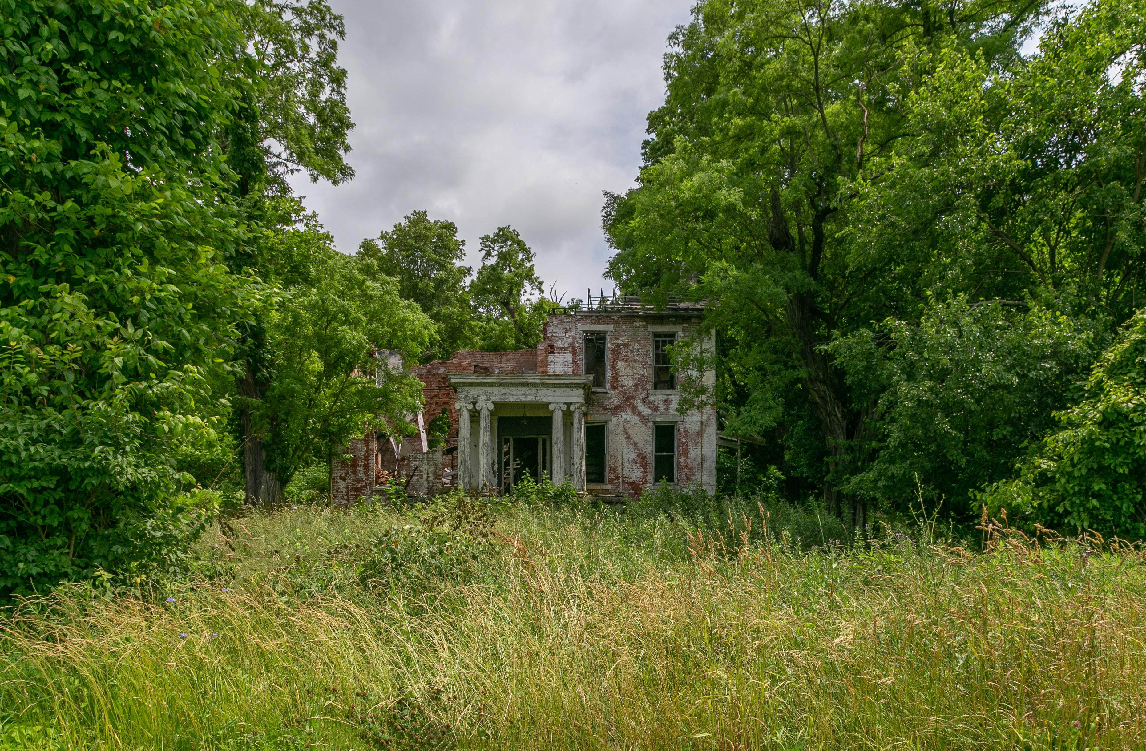 Abandoned Farmhouse Near Dayton, Ohio [OS] [OC] r/AbandonedPorn