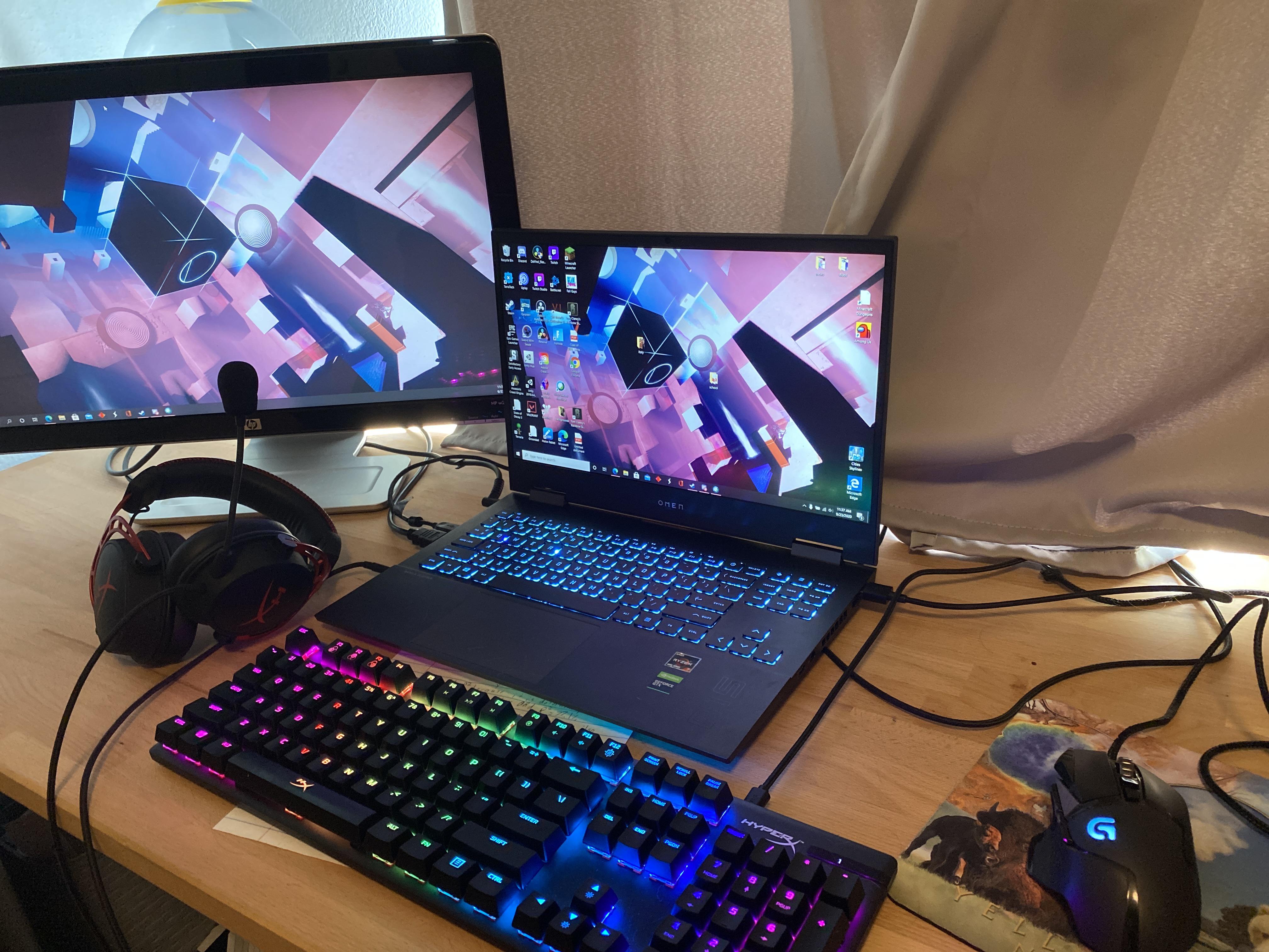 I know we love desktops but any love for laptop setups with messy cable