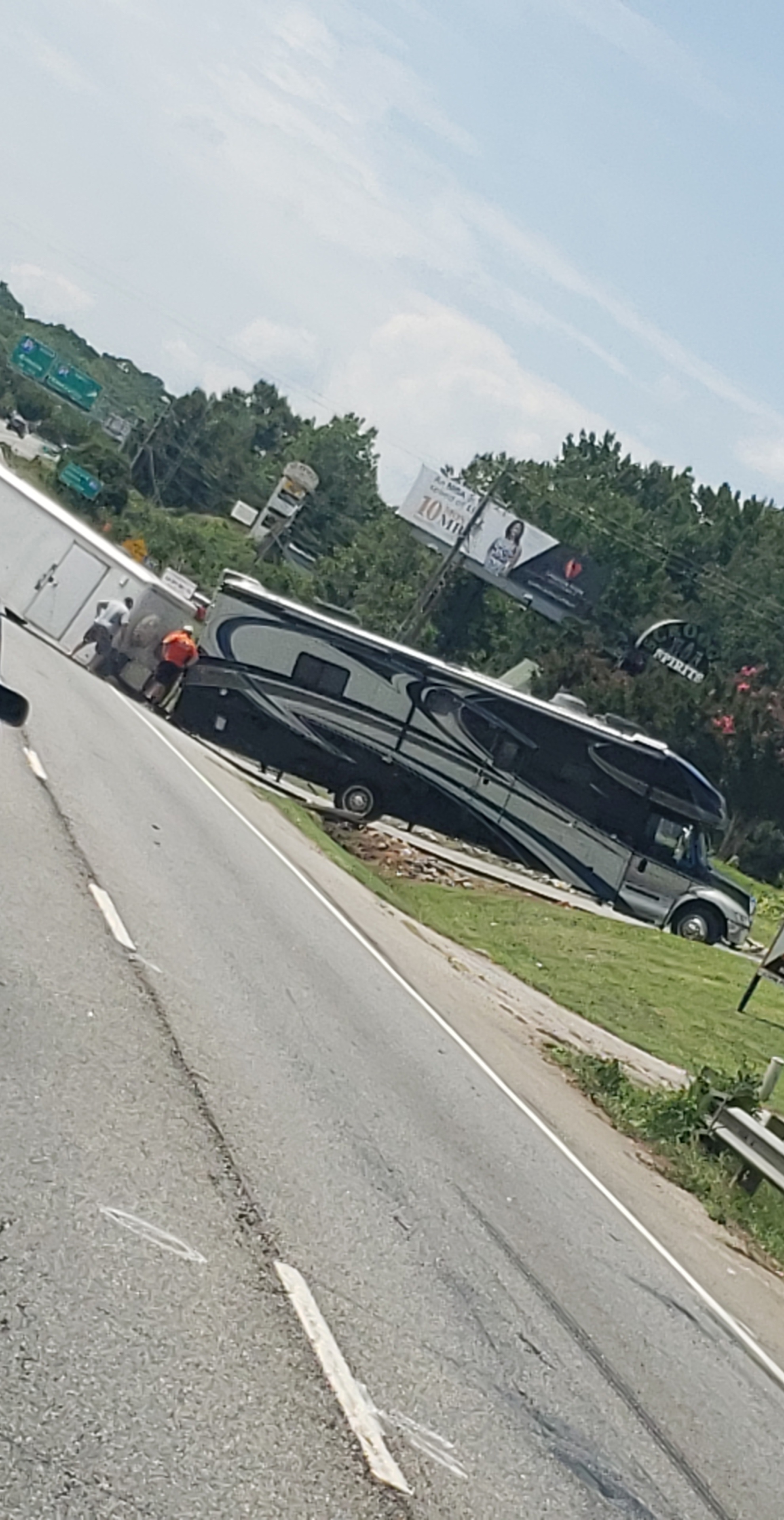 RV bottoms out trying to turn around r/IdiotsInCars