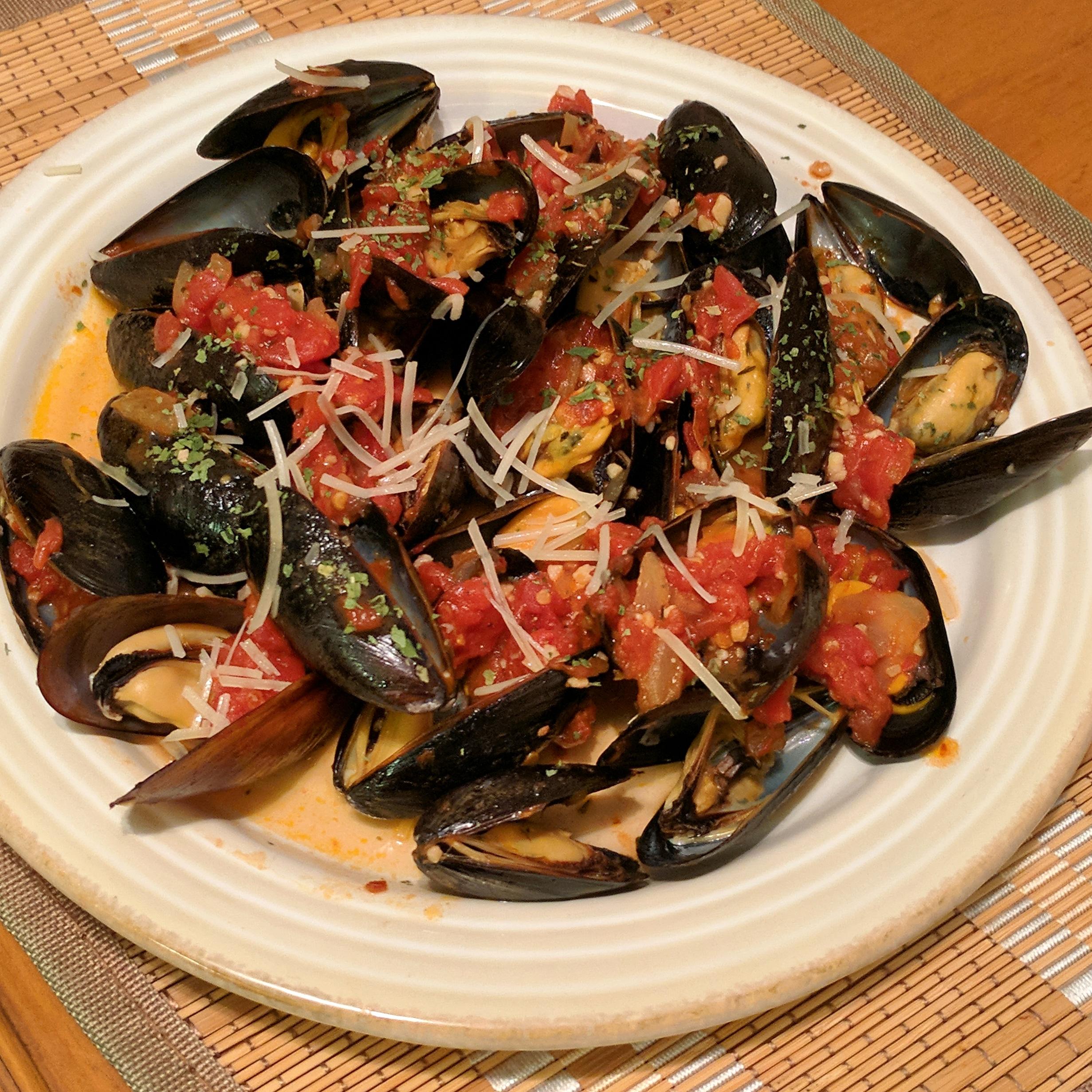 [Homemade] Mussels in Spicy Tomato & Garlic Broth r/food