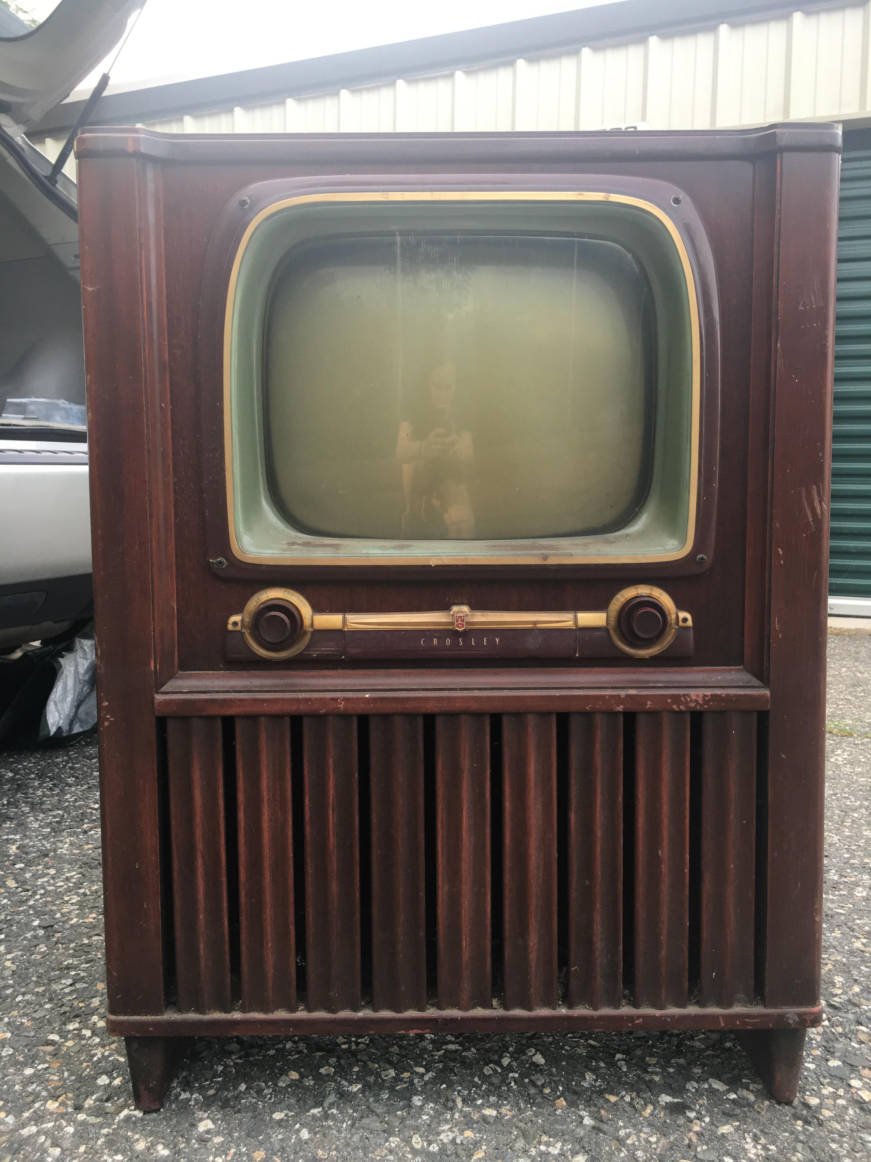 Obsessed with this old TV I got at a yard sale for 10! Hard to tell in