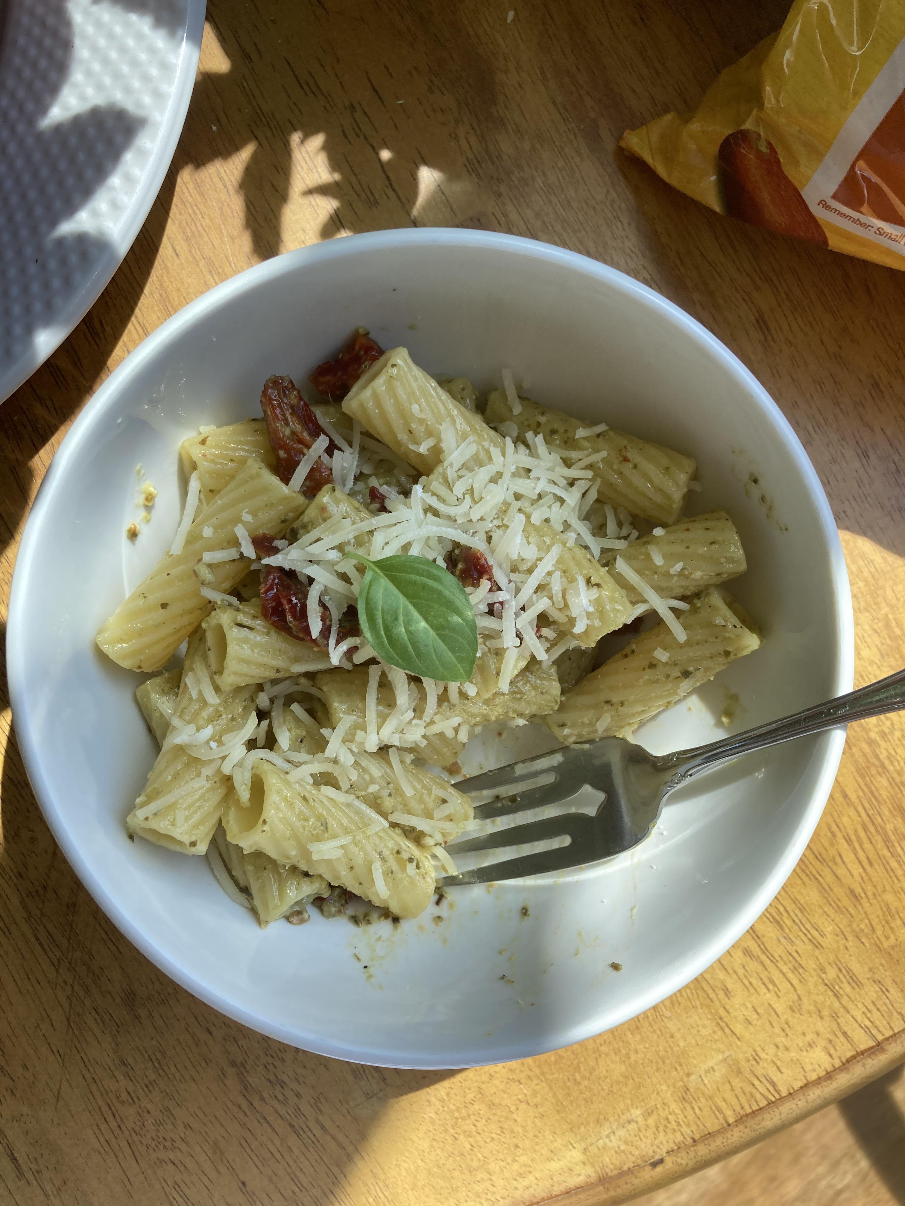 [Homemade] Rigatoni pasta with pesto sauce and sundried tomatoes r/food