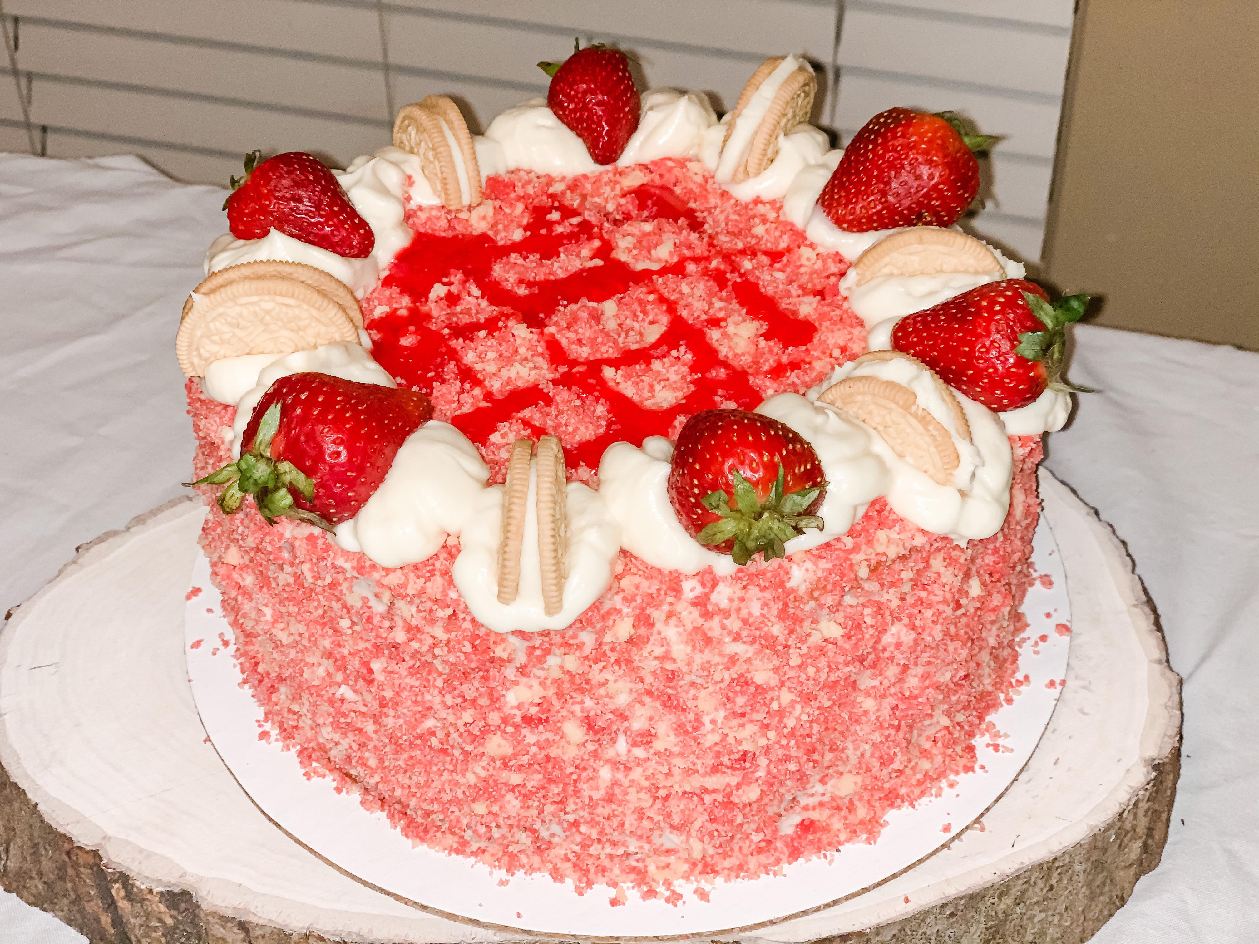 Strawberry crunch cheesecake cake 🍰🍓 BakingNoobs