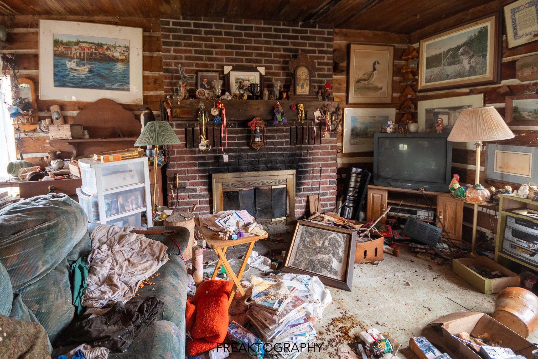Abandoned Hoarders Time Capsule House, Ontario Canada (OC) 2048x1365