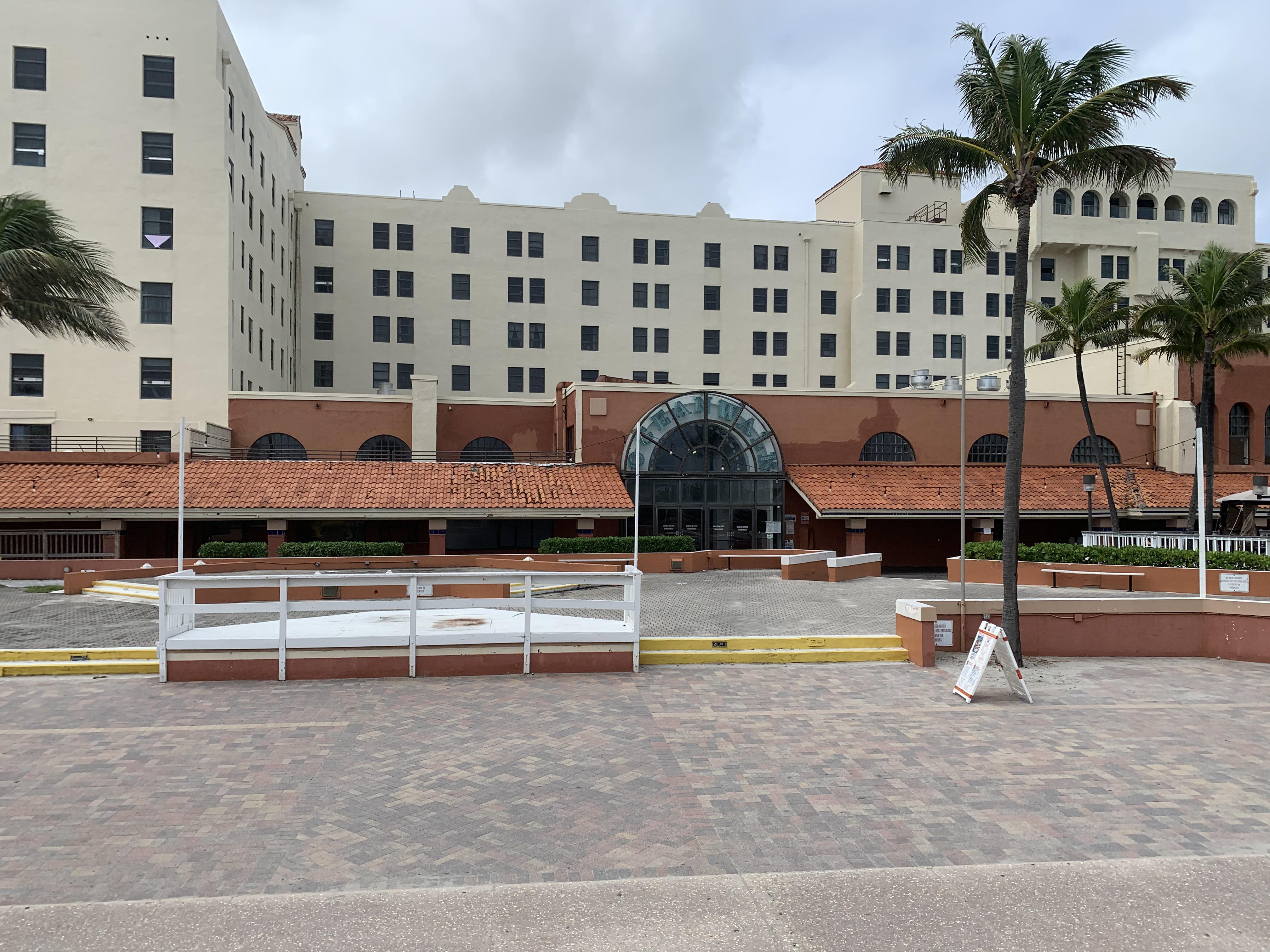 Wondering if the Oceanwalk Mall in Hollywood is still open. florida