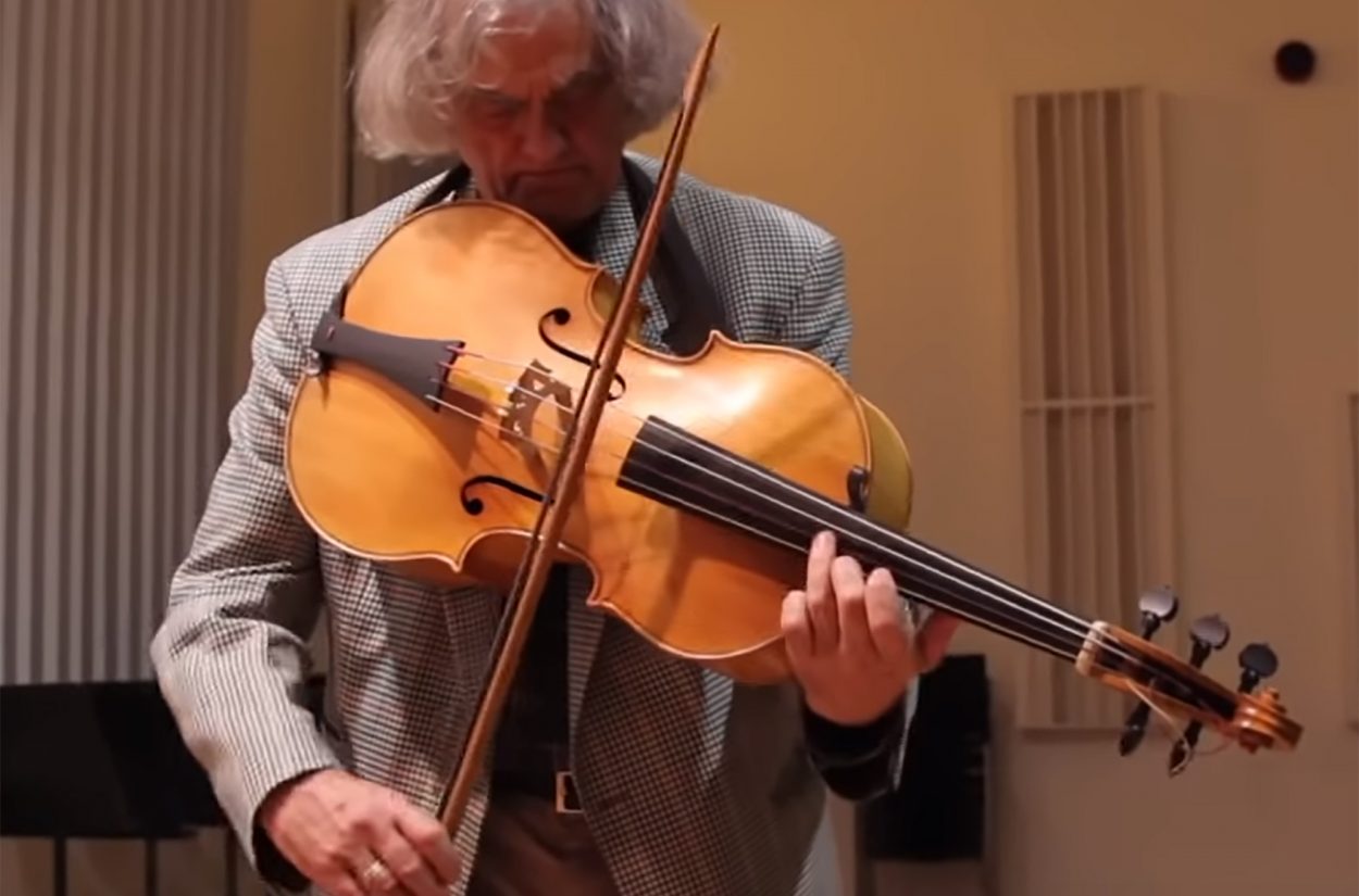 A combination of cello and violin The Violoncello da spalla (it is