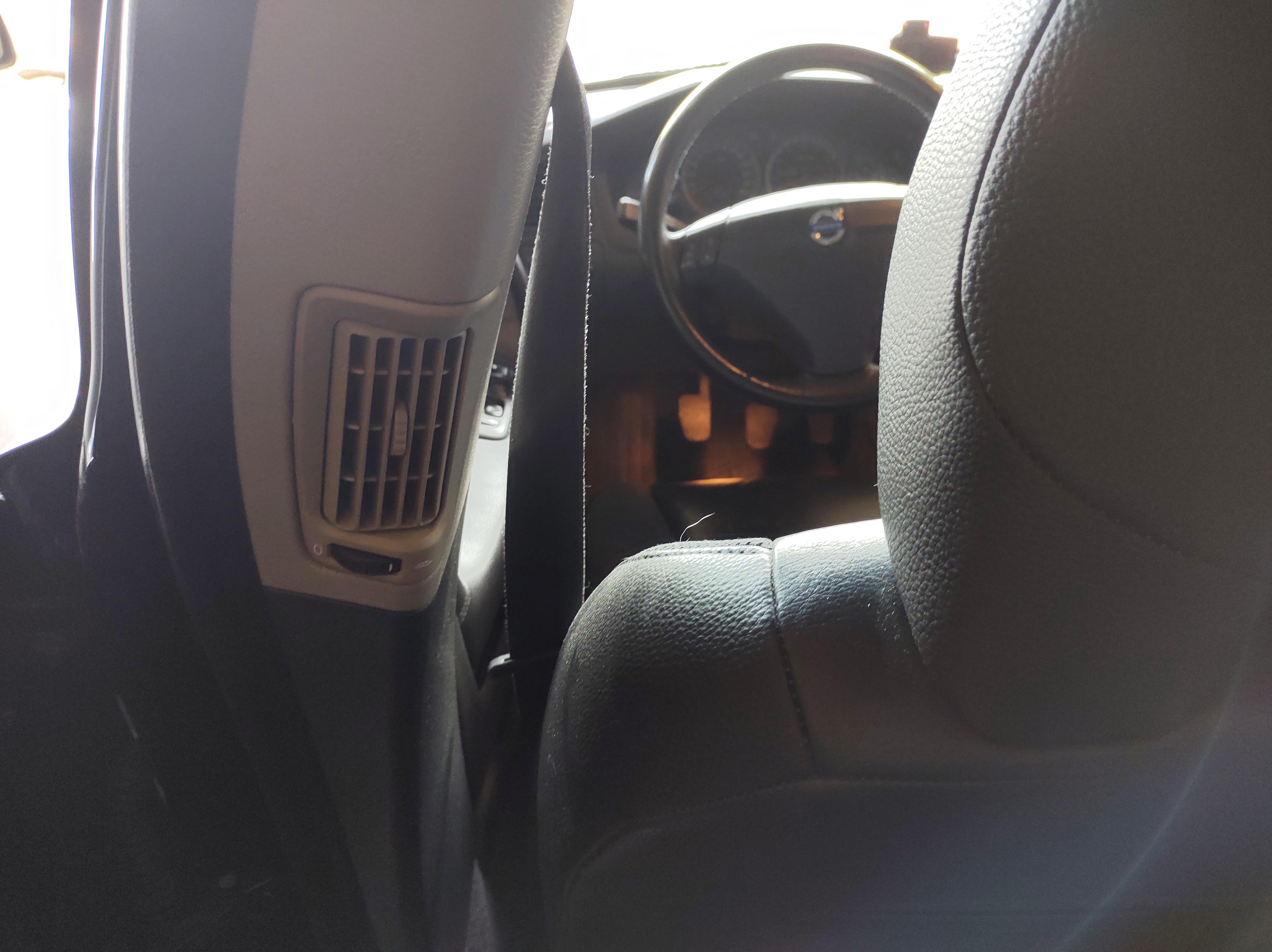 Does anyone know why my rear ac vent on my Volvo V70 06 doesn't blow