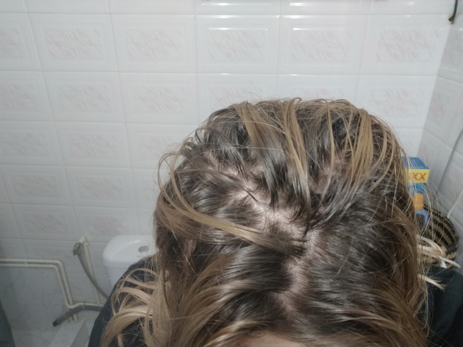 Help me 😭 So I've been no poo for 2 weeks now, I have very oily hair(i