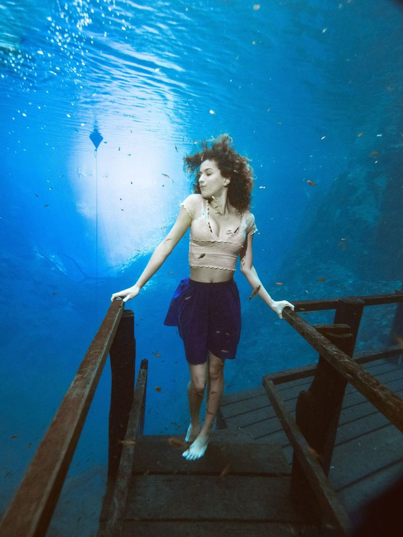 girl walking underwater Latest Pictures