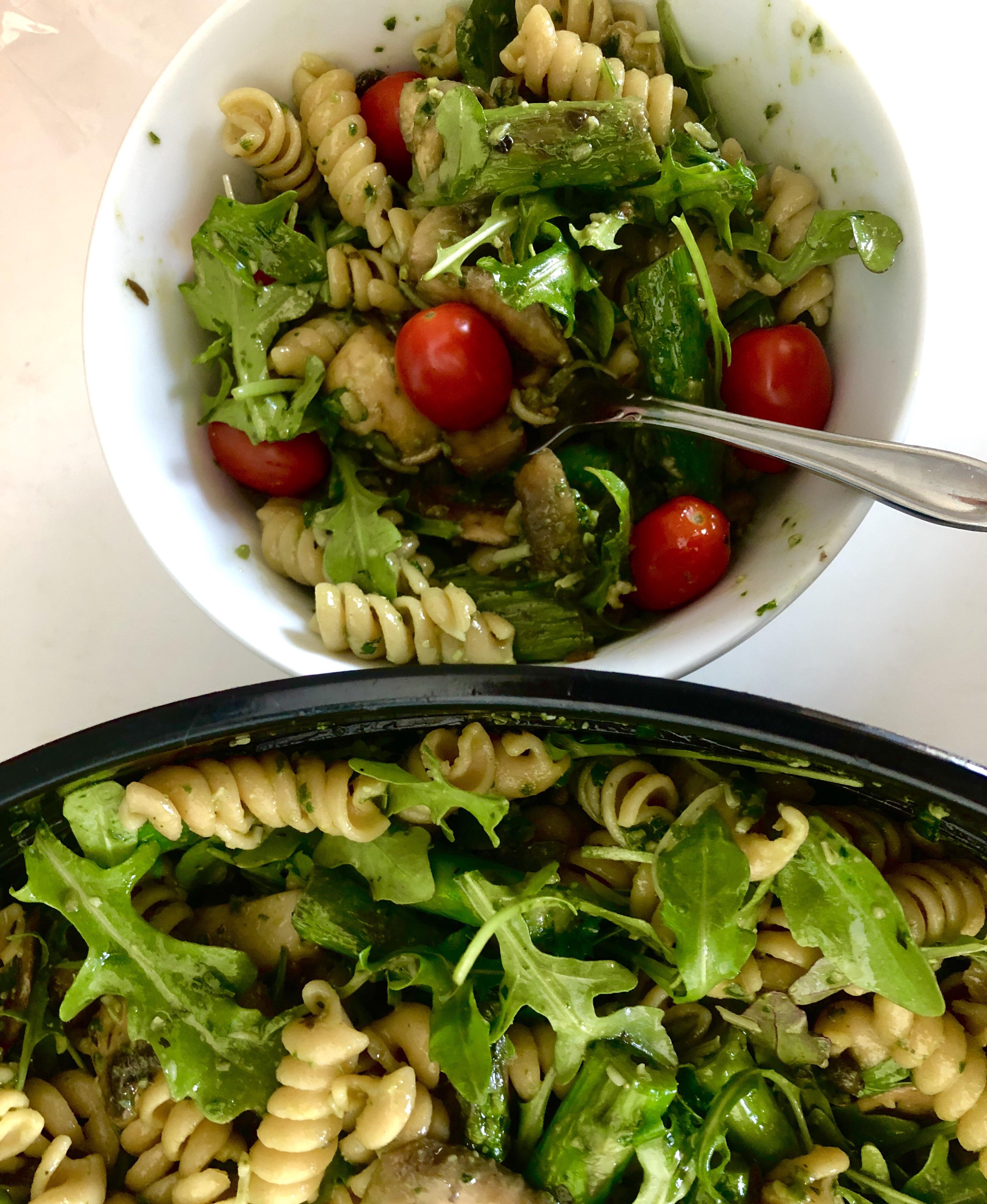 Whole wheat pasta, asparagus, and mushroom salad tossed in a homemade pesto r/MeatlessMealPrep