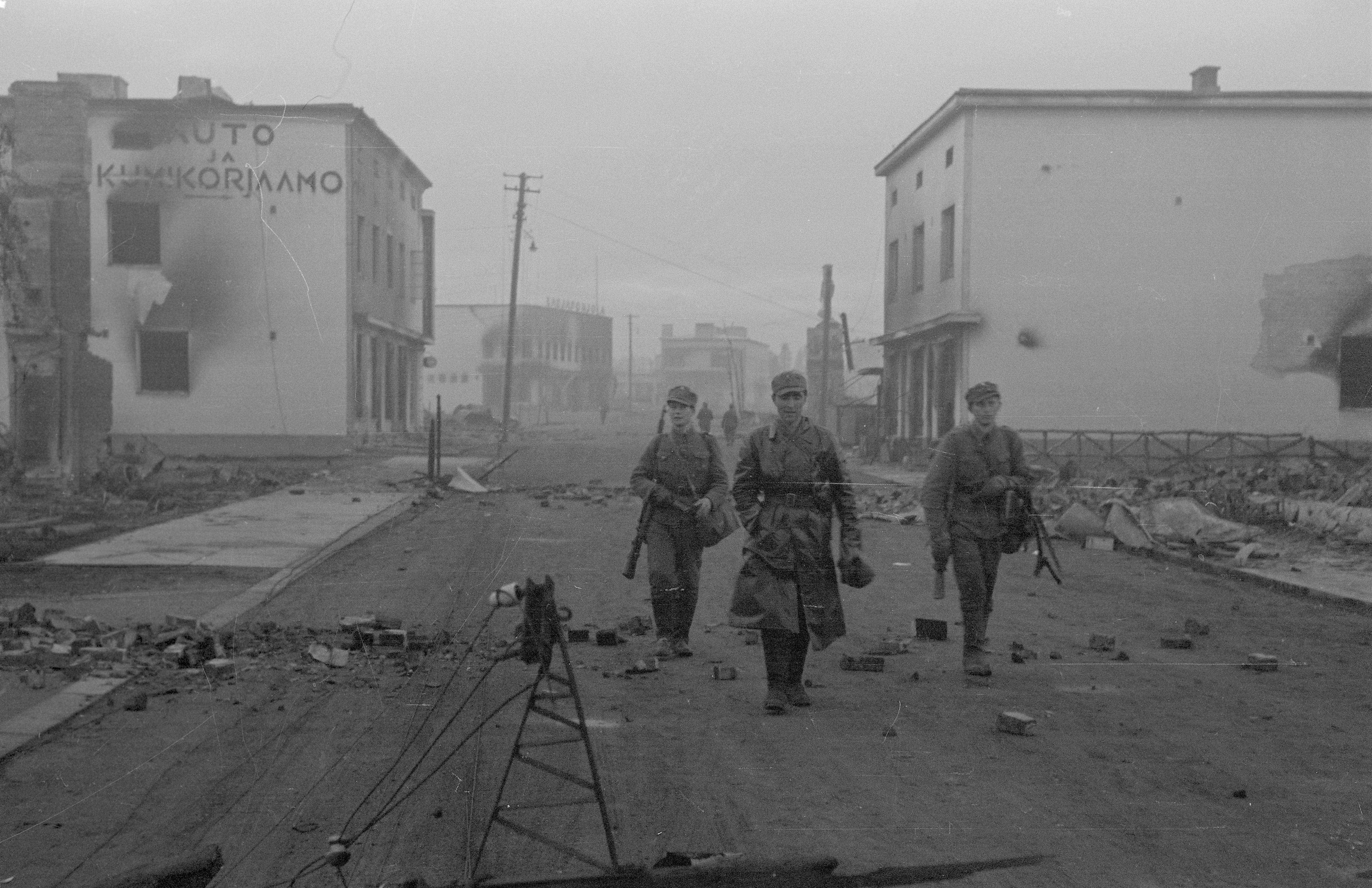 Finnish troops in the destroyed city of Rovaniemi during the Lapland