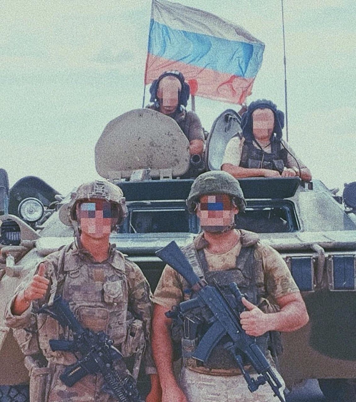 Joint photo of a US and Russian soldiers in Syria [1132x1280] r