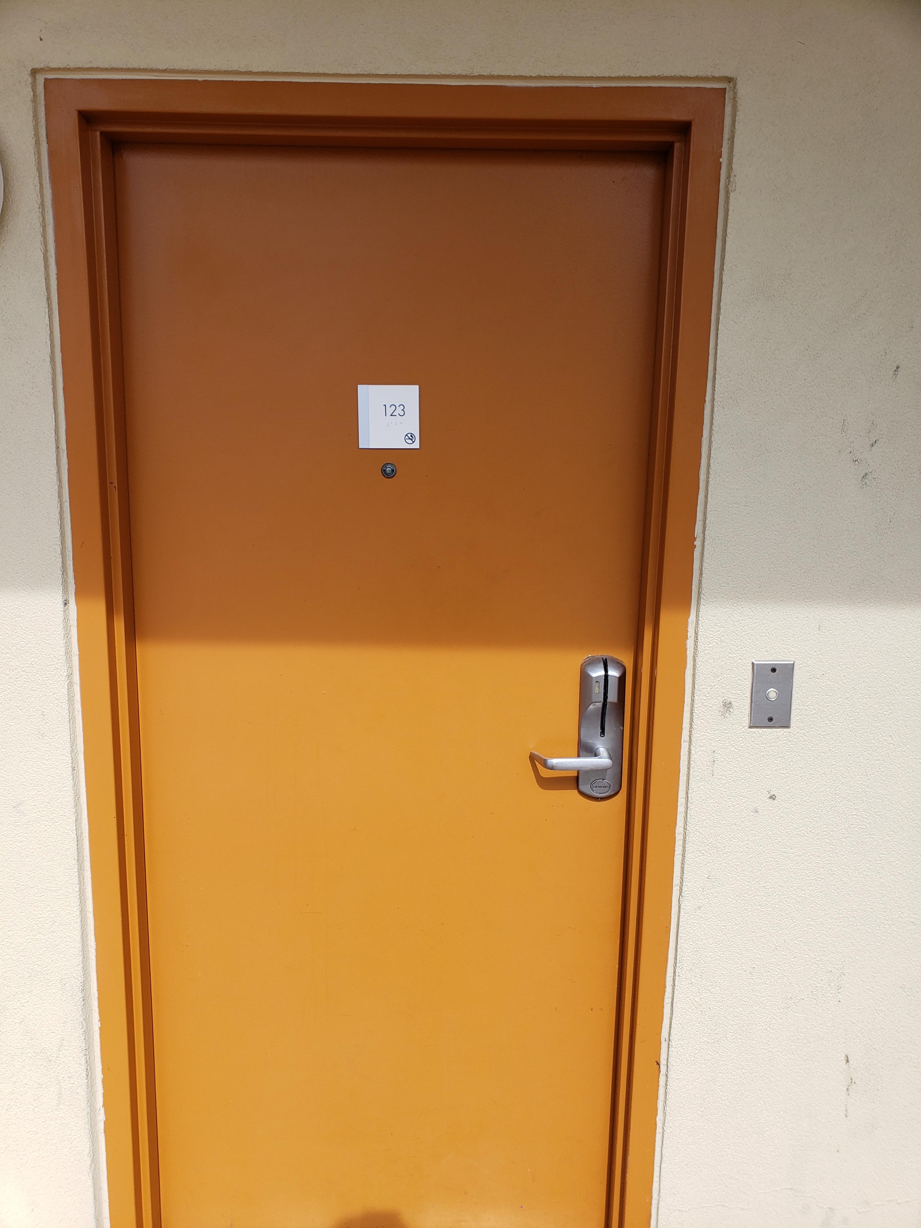 This hotel room with a doorbell r/mildlyinteresting