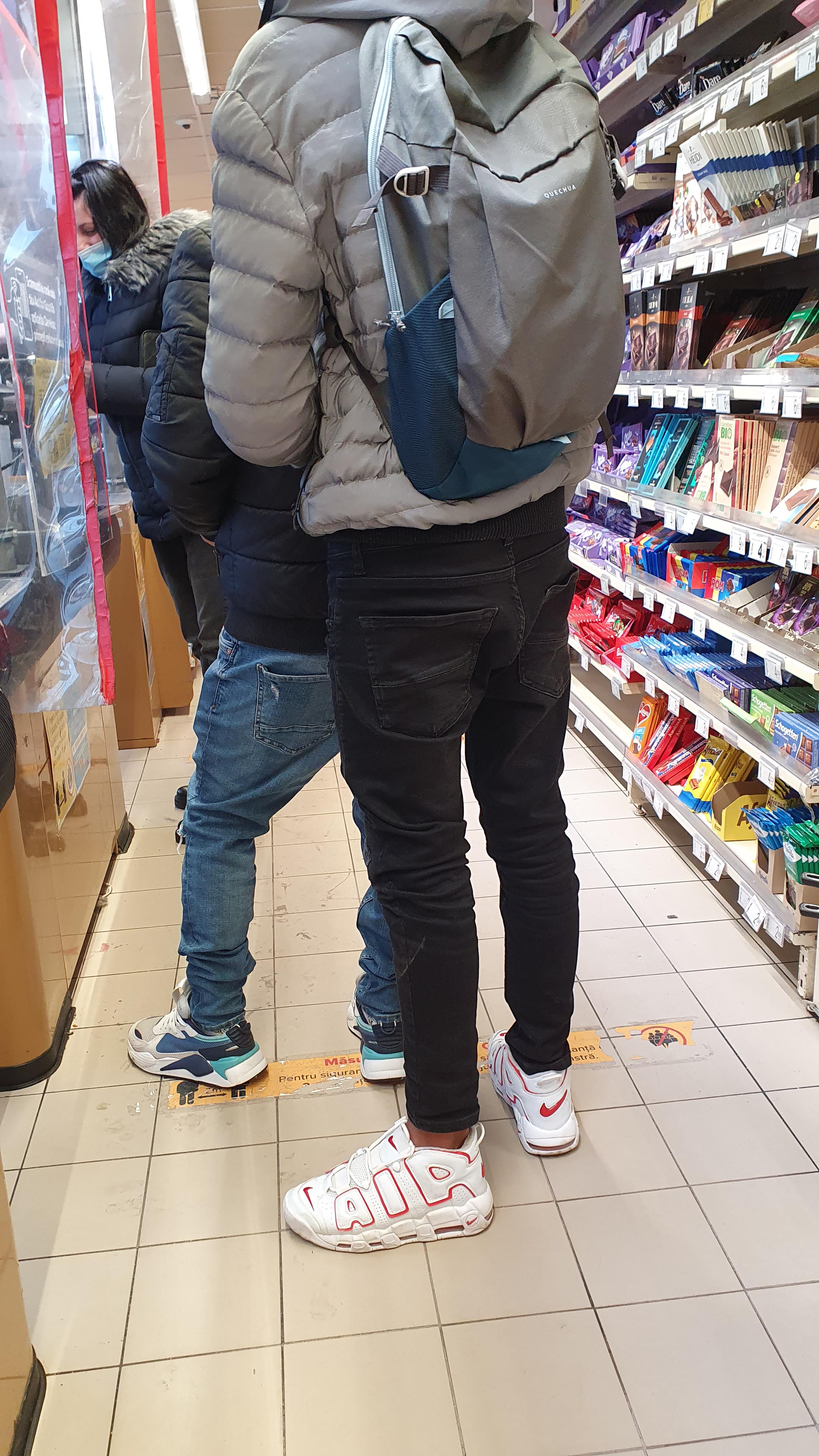 People standing too close to you in line r/mildlyinfuriating