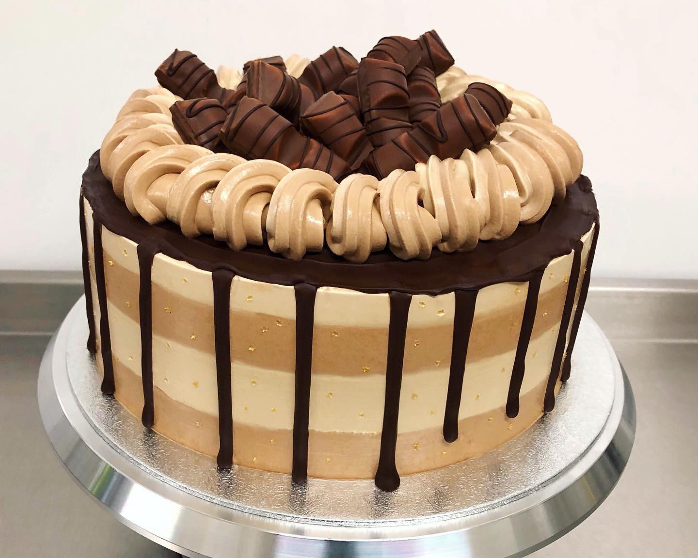 Kinder Bueno Drip Cake! One of my all time favourite chocolate bars