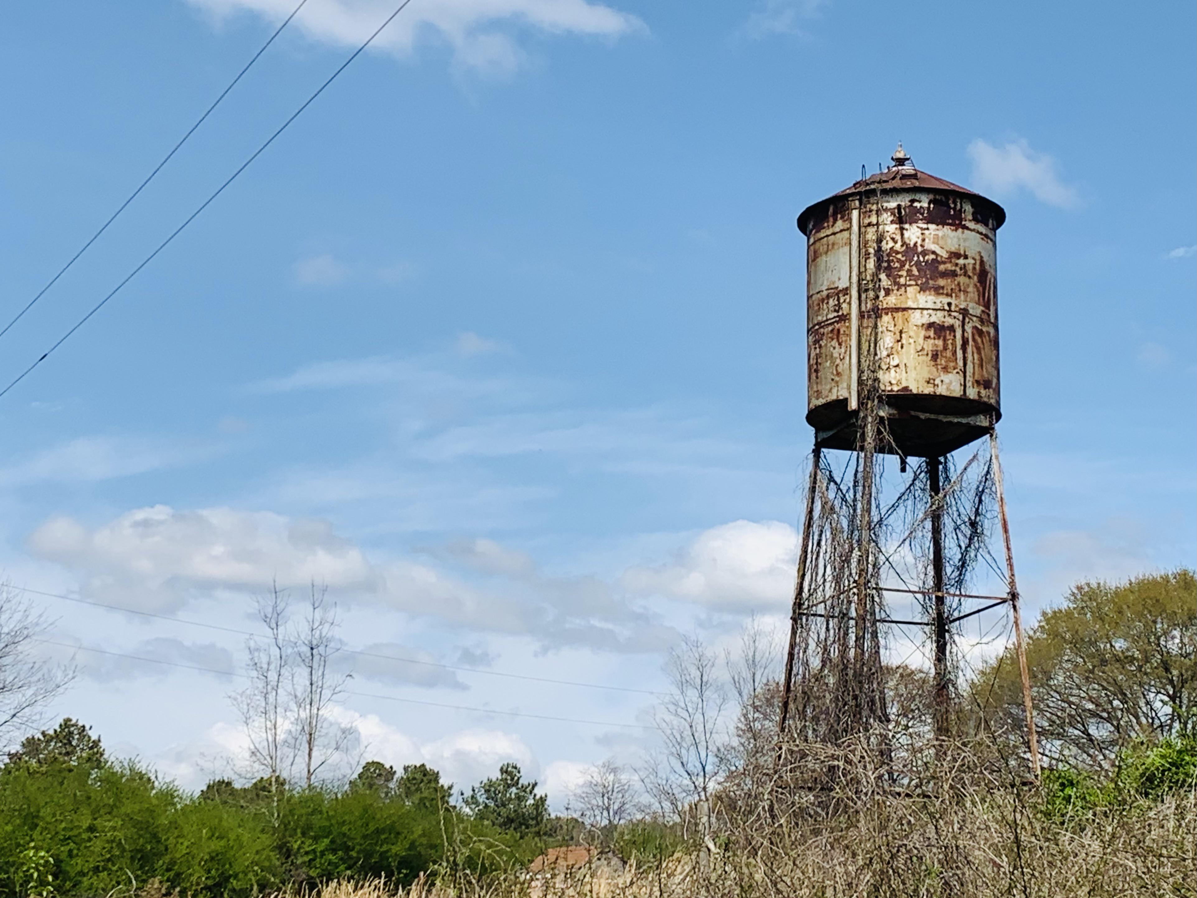 Abandoned water tower in Lavonia, GA r/watertowers
