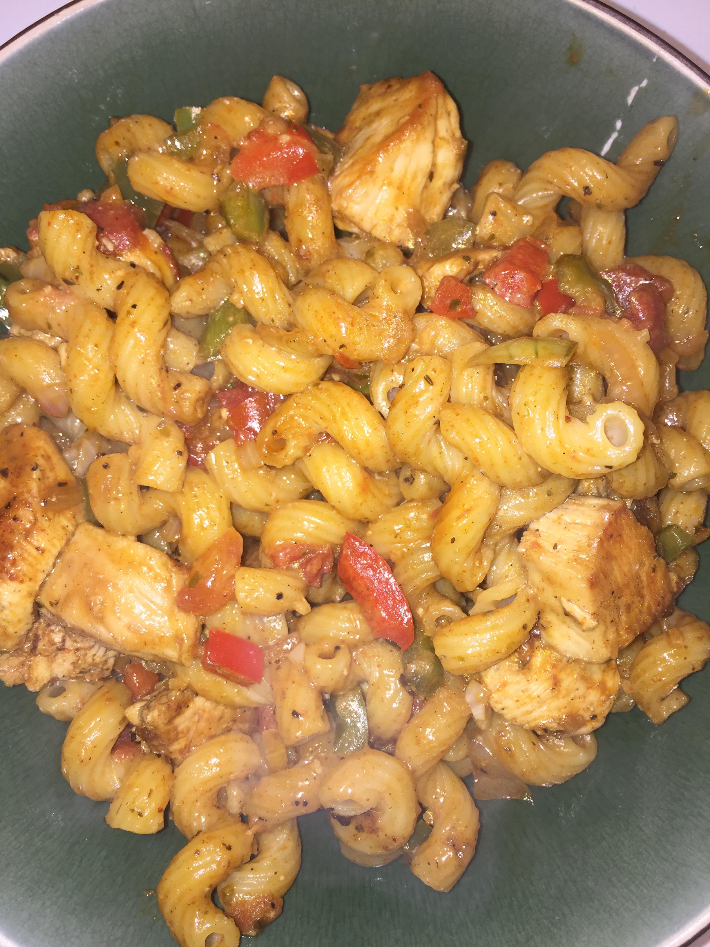 [Homemade] Spicy chicken fajita pasta made in one pan, great with Texas