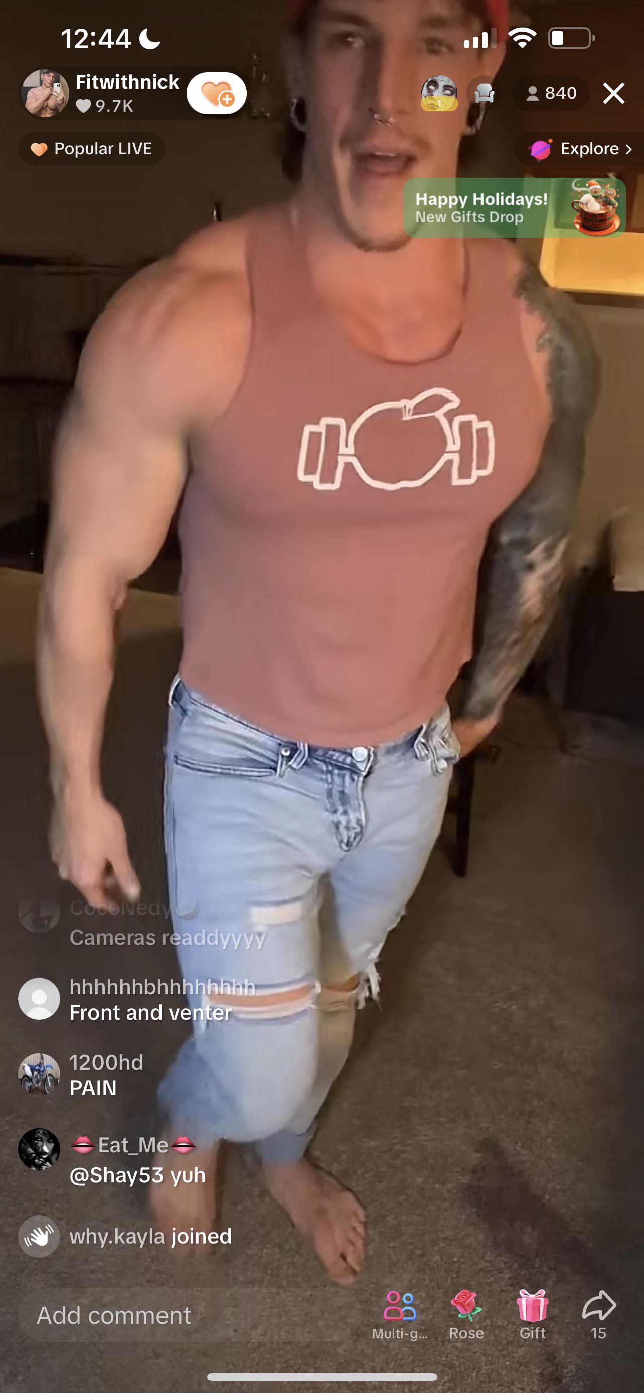 Did anyone peep the wine throw up stain showing in his fuckkng live atm