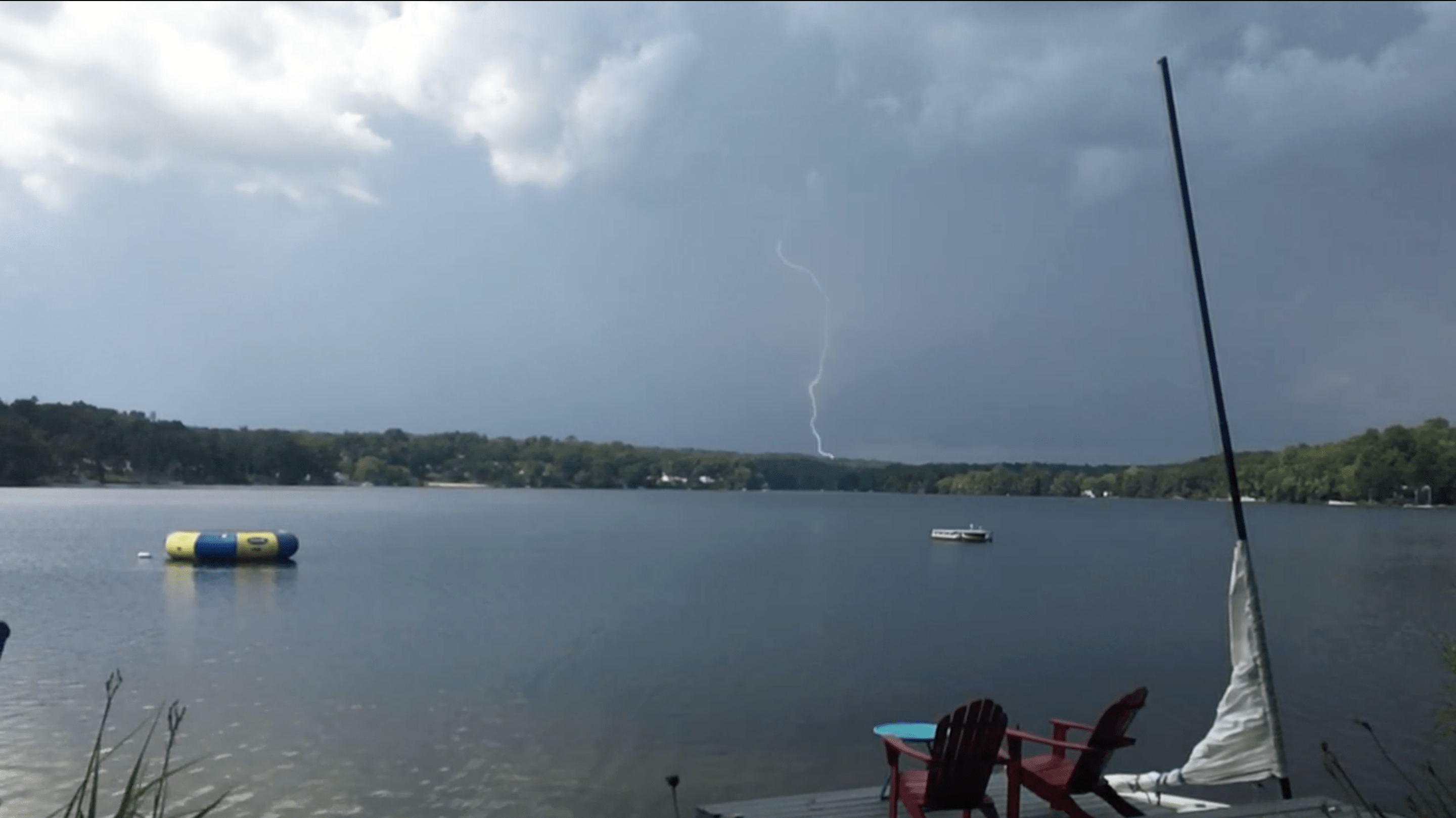 Lightning over Lake Hayward in East Haddam r/Connecticut