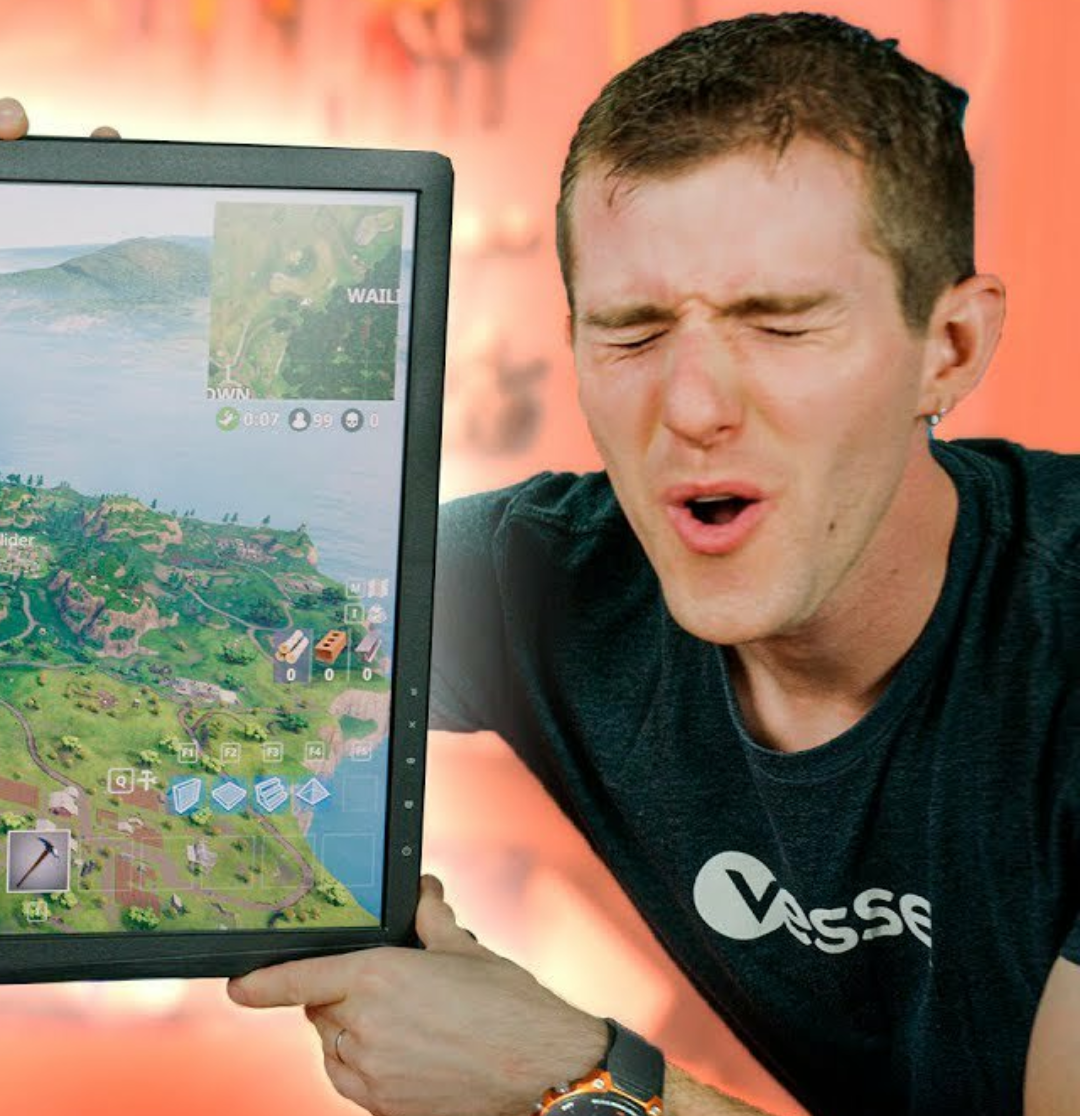 Linus checking out the new monitor r/LinusFaces