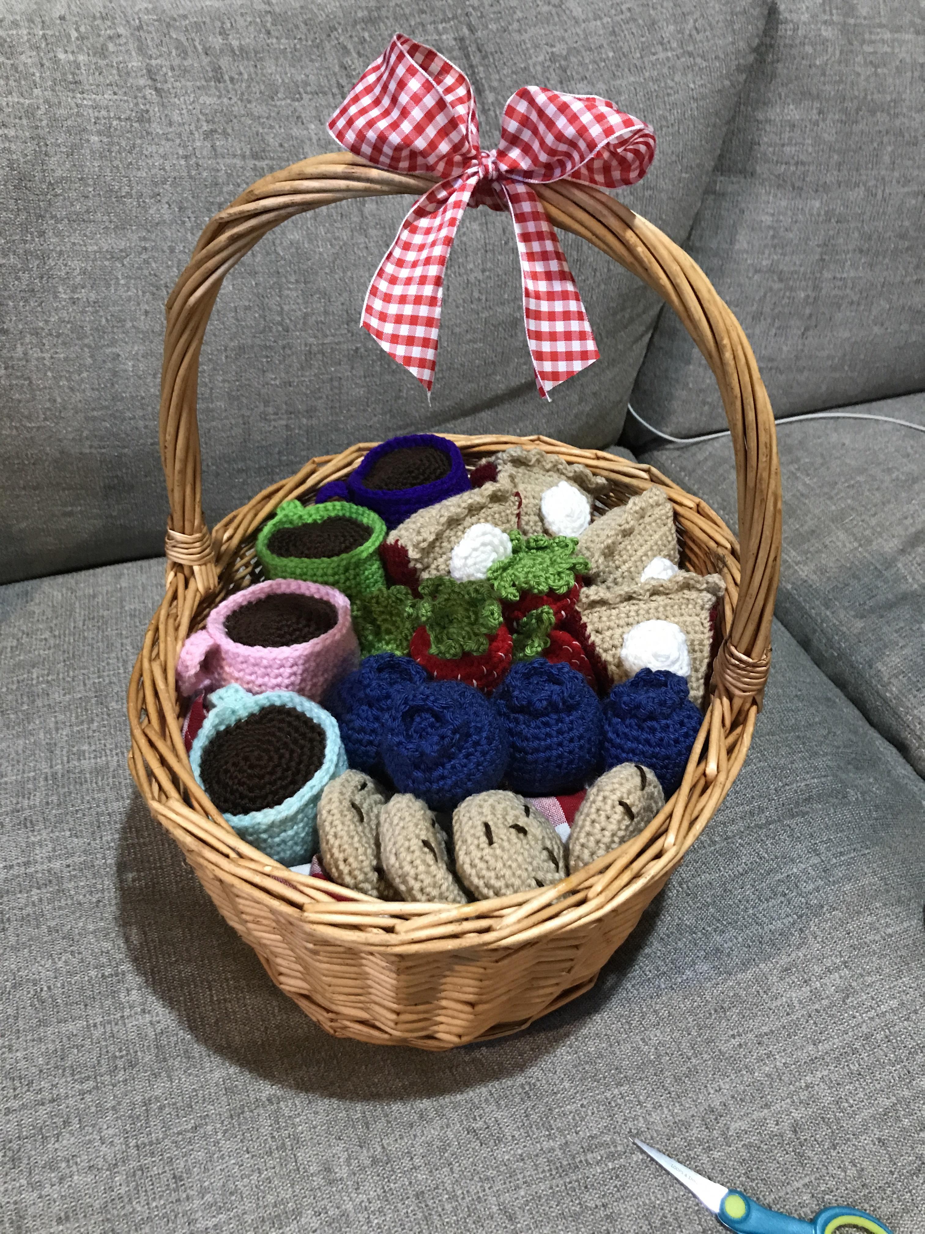 Finished my picnic basket for a basket auction at my church. r/crochet