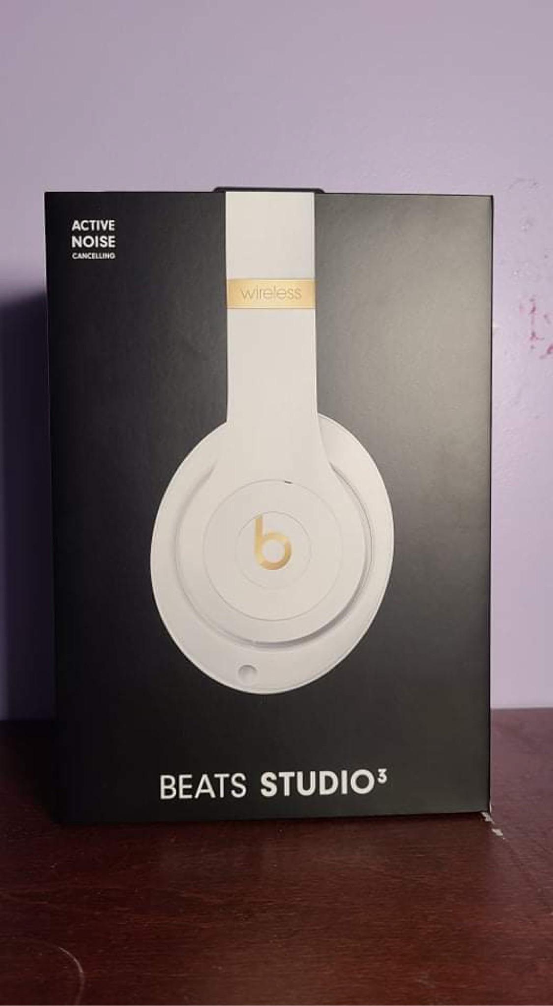 Is this Beats Studio3 box fake? Allegedly ordered off of Amazon.ca r/beatsbydre