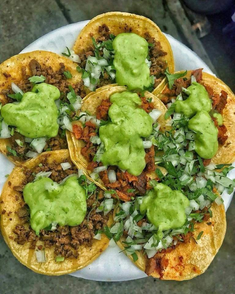 Tacos de pastor y bistec con salsa verde r/tacos