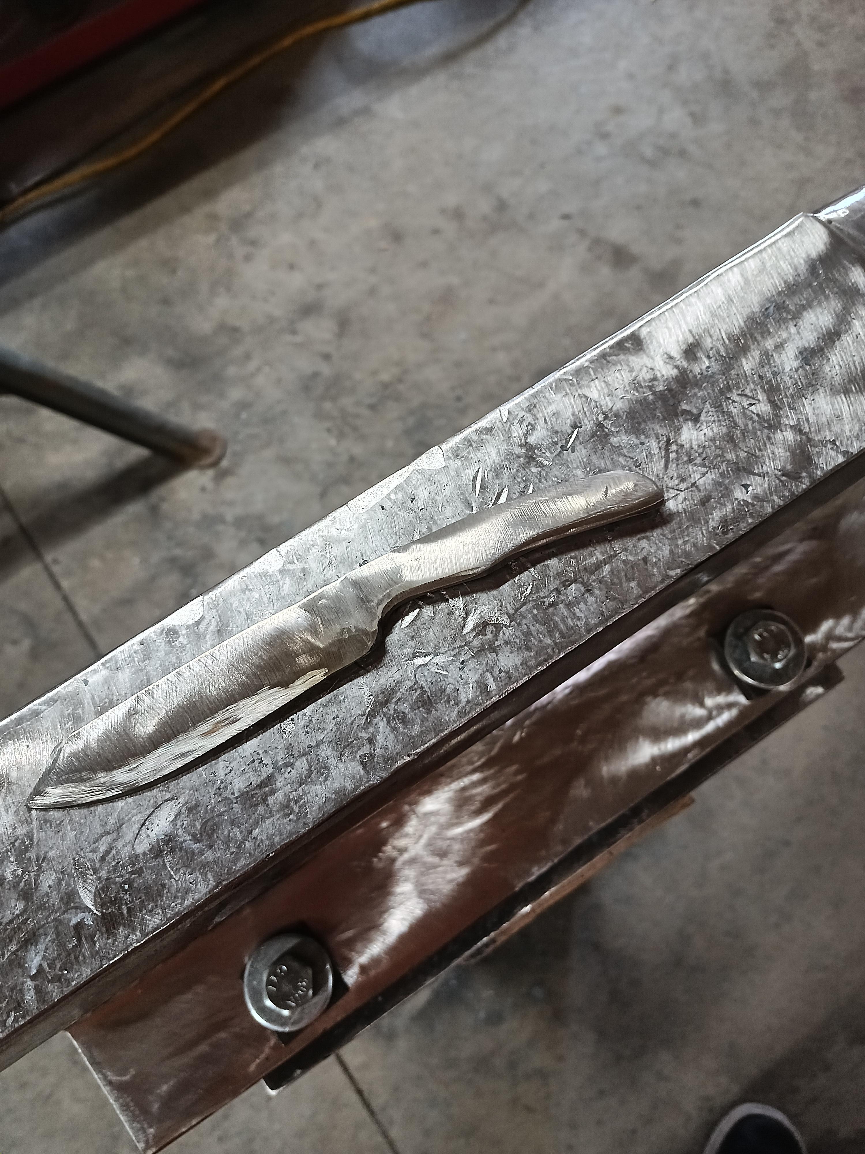 First knife! Made out of rebar so no quench nor hardened. Just trying