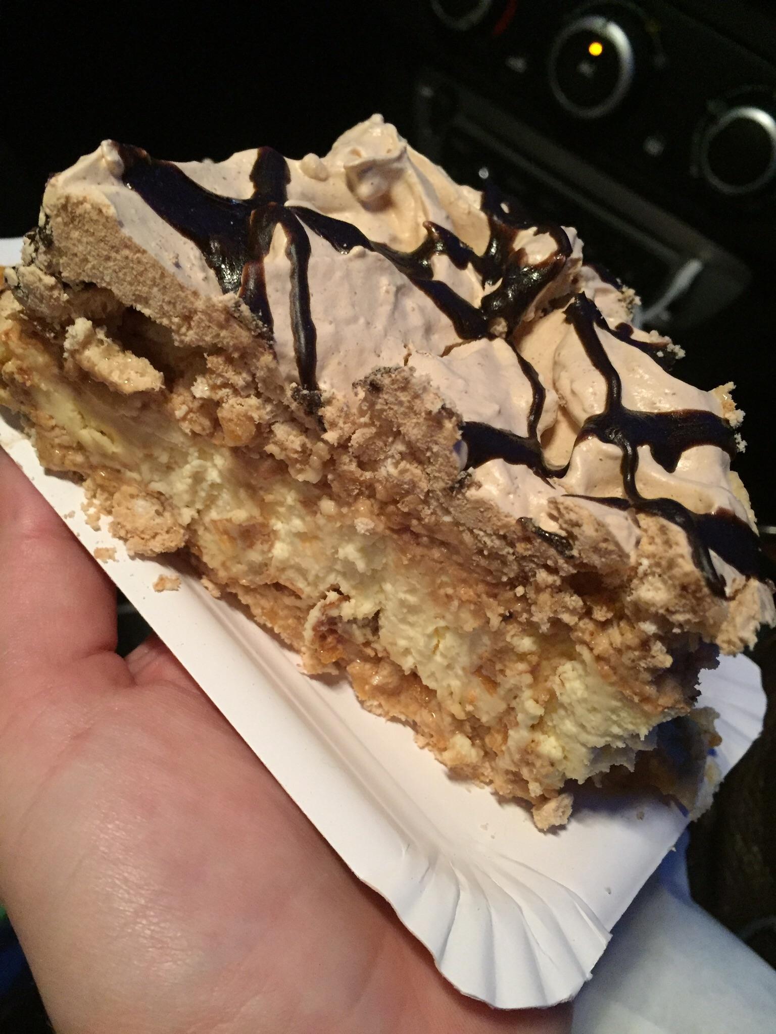 [I ate] Marengsterta (Icelandic meringue cake) r/food