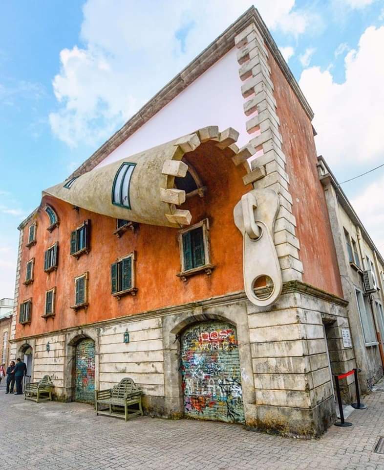Zipper Building in Milan by British artist Alex Chinneck. r/BeAmazed