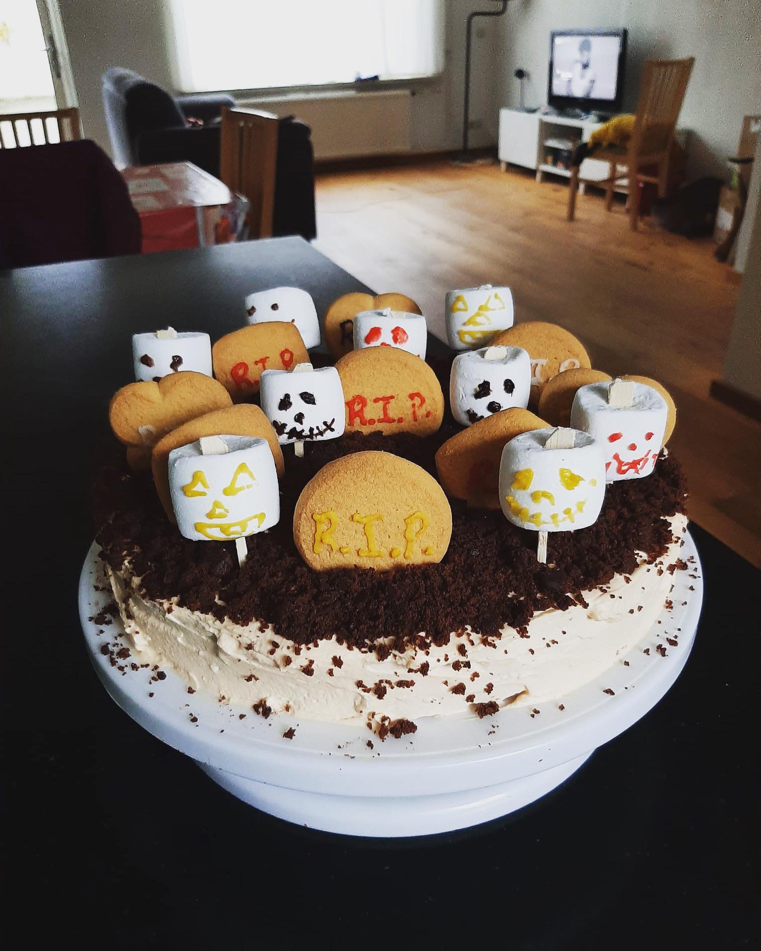 [Homemade] Halloween sponge cake r/food