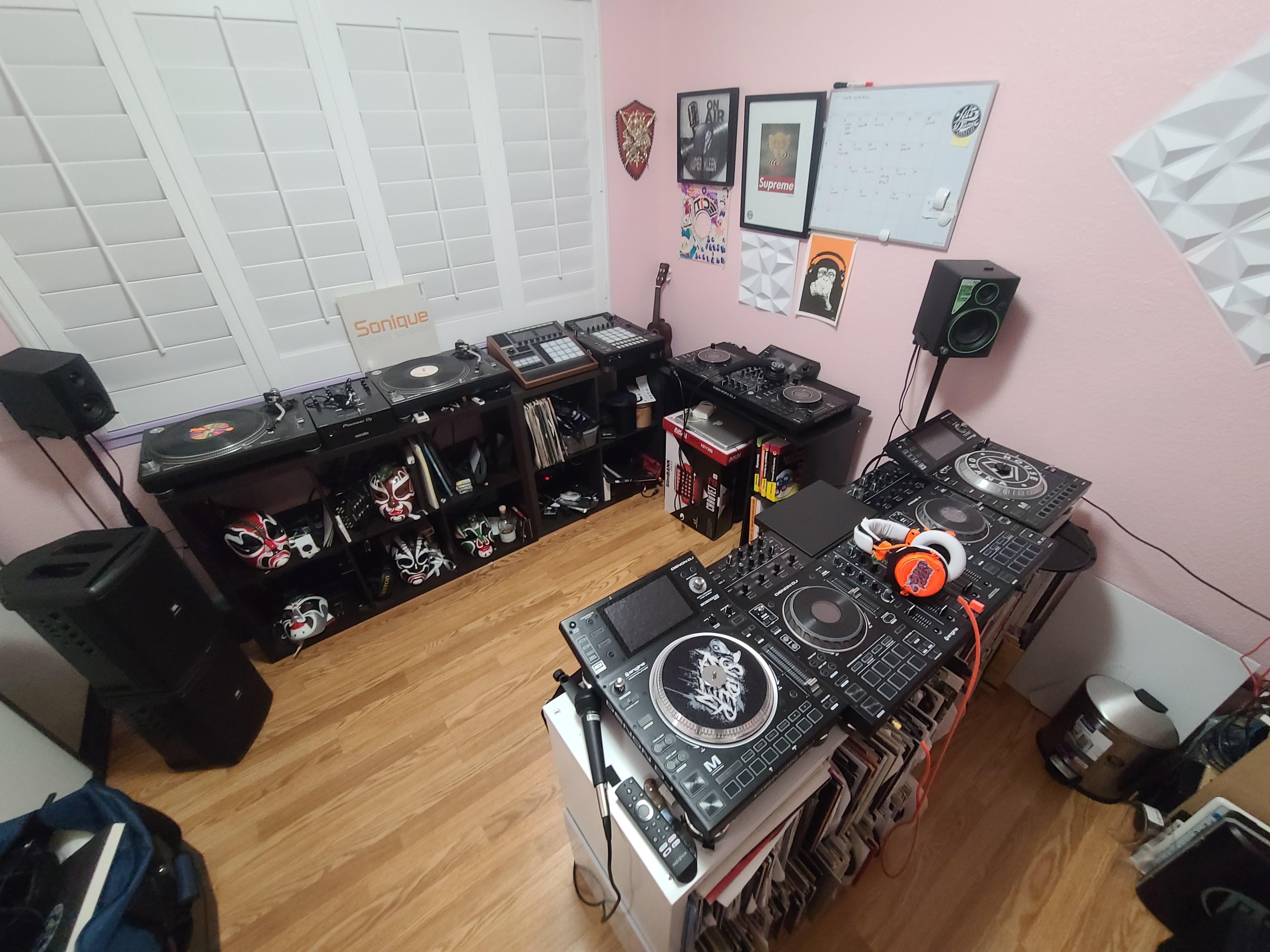 Decided to start teaching djing again and added a Denon SC Live 4 in