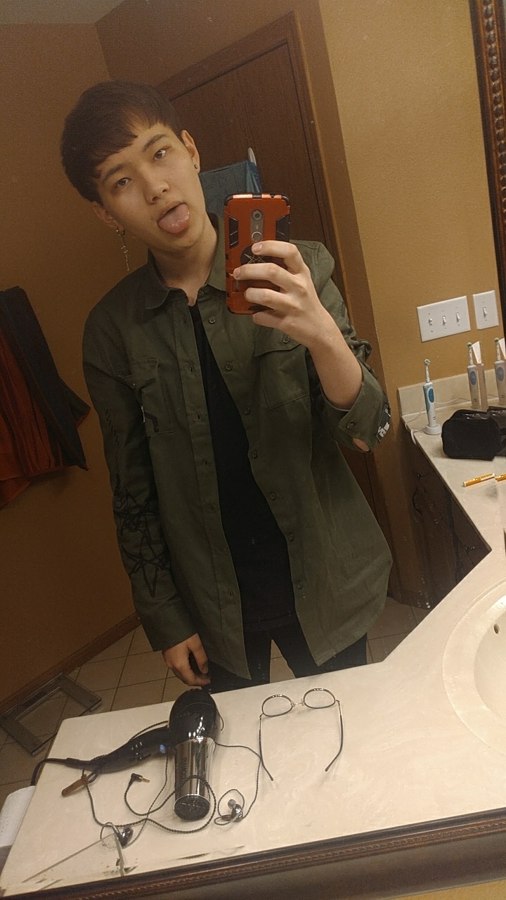 Do you know why the flowers never bloom? r/Androgynoushotties