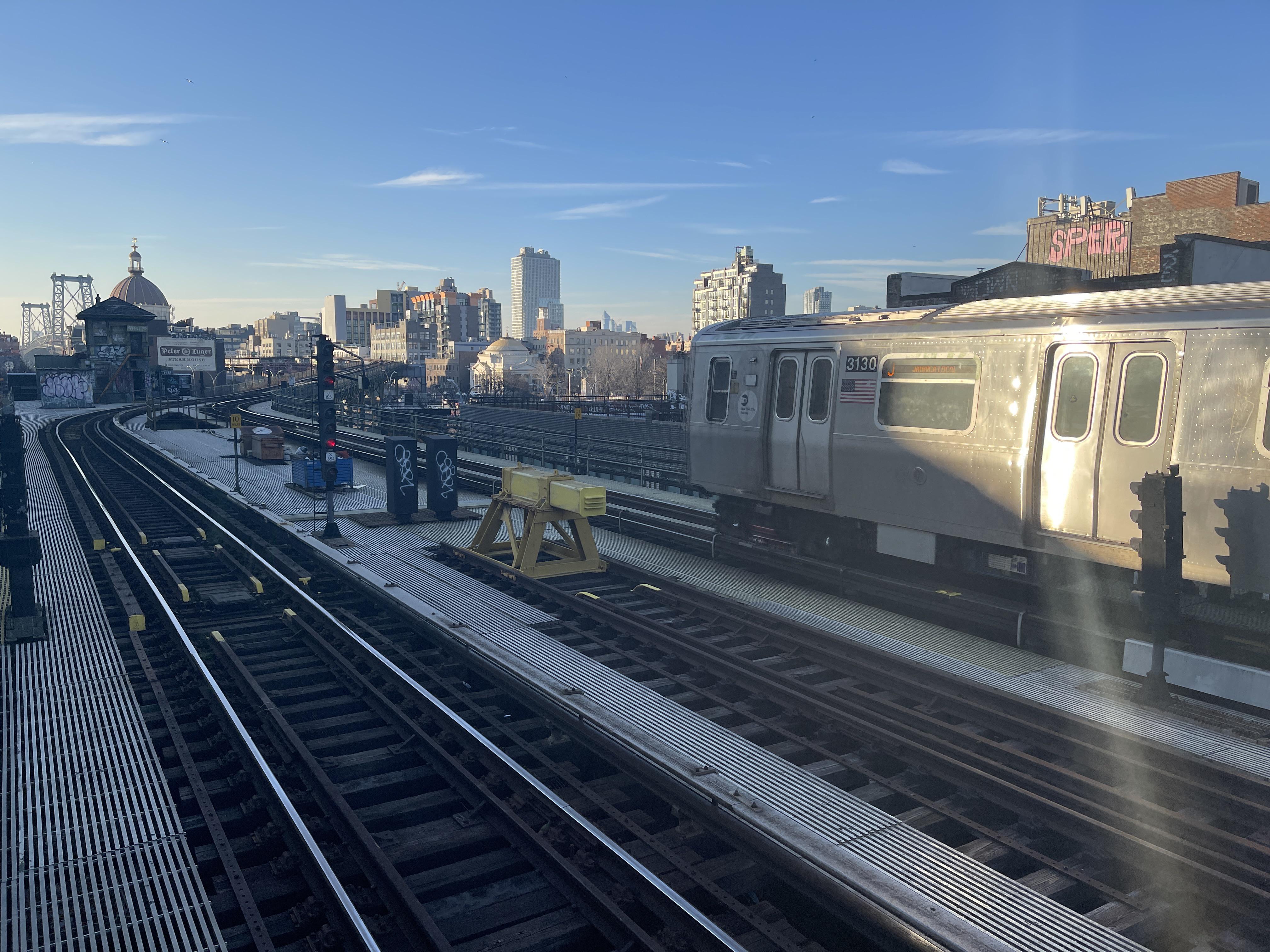 What is this middle track used for at Marcy Avenue? r/nycrail