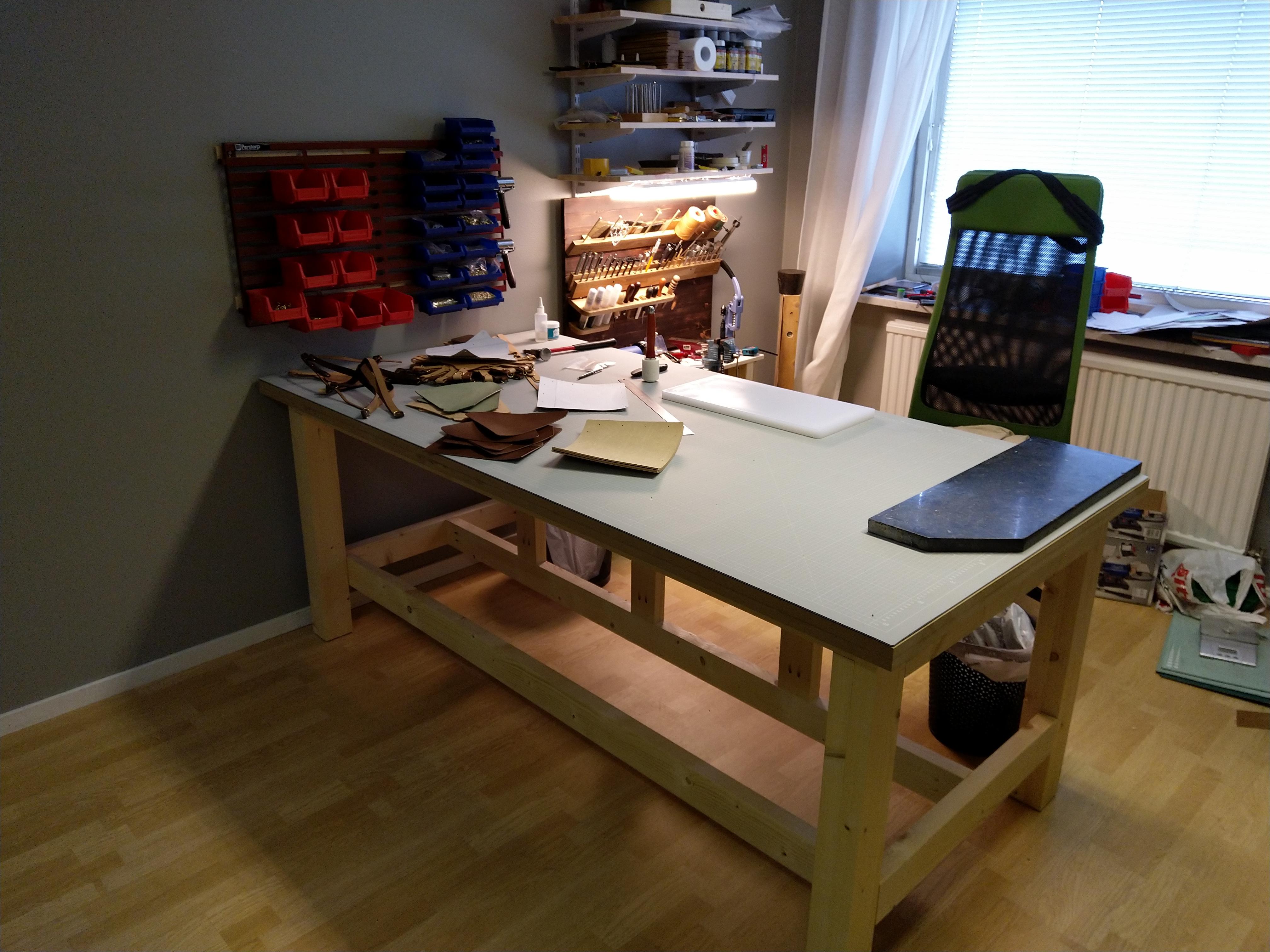 I made a myself a new bench for my leatherwork r/Workbenches