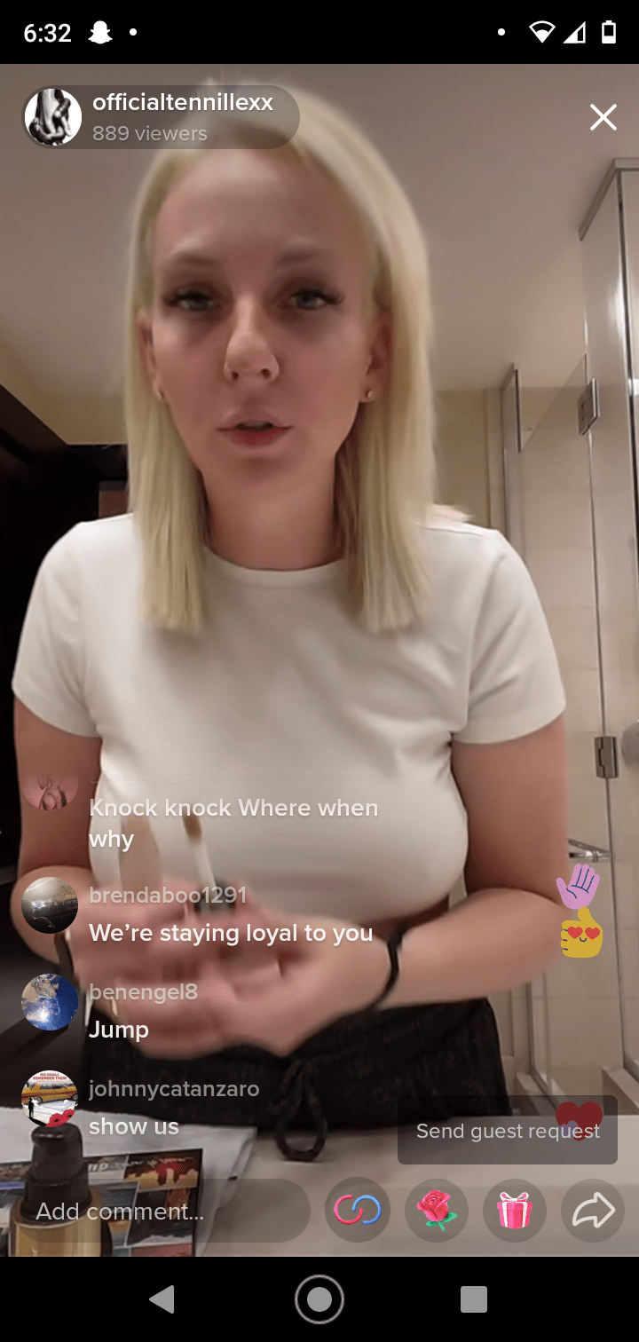 She is live now and flashing : tiktoknsfw
