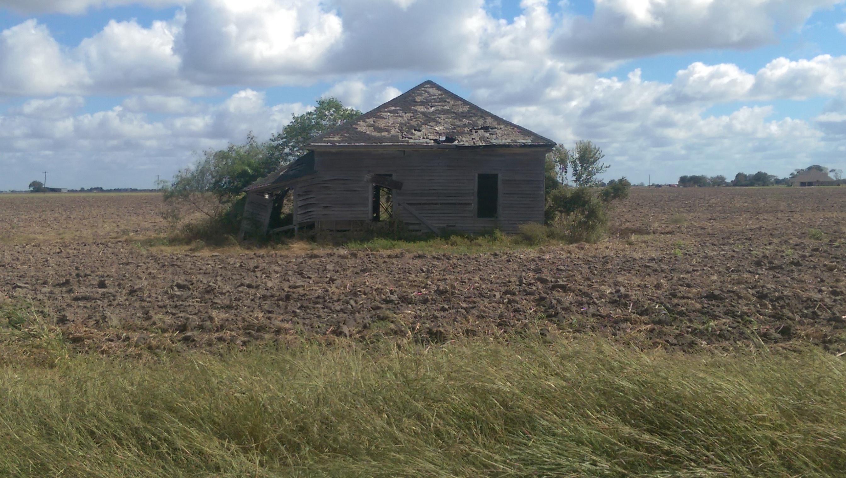 Crumbling farmhouse near Ganado, Texas [OC] [2688x1520] r/AbandonedPorn