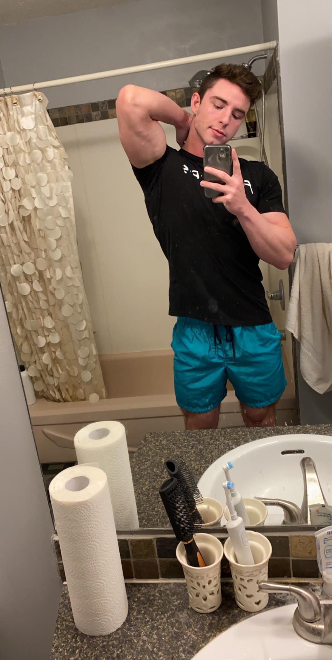 Love these short shorts 😋 r/gaybrosgonemild