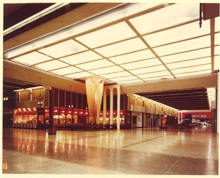 Valley Plaza Mall Bakersfield, CA (1981) r/Bakersfield
