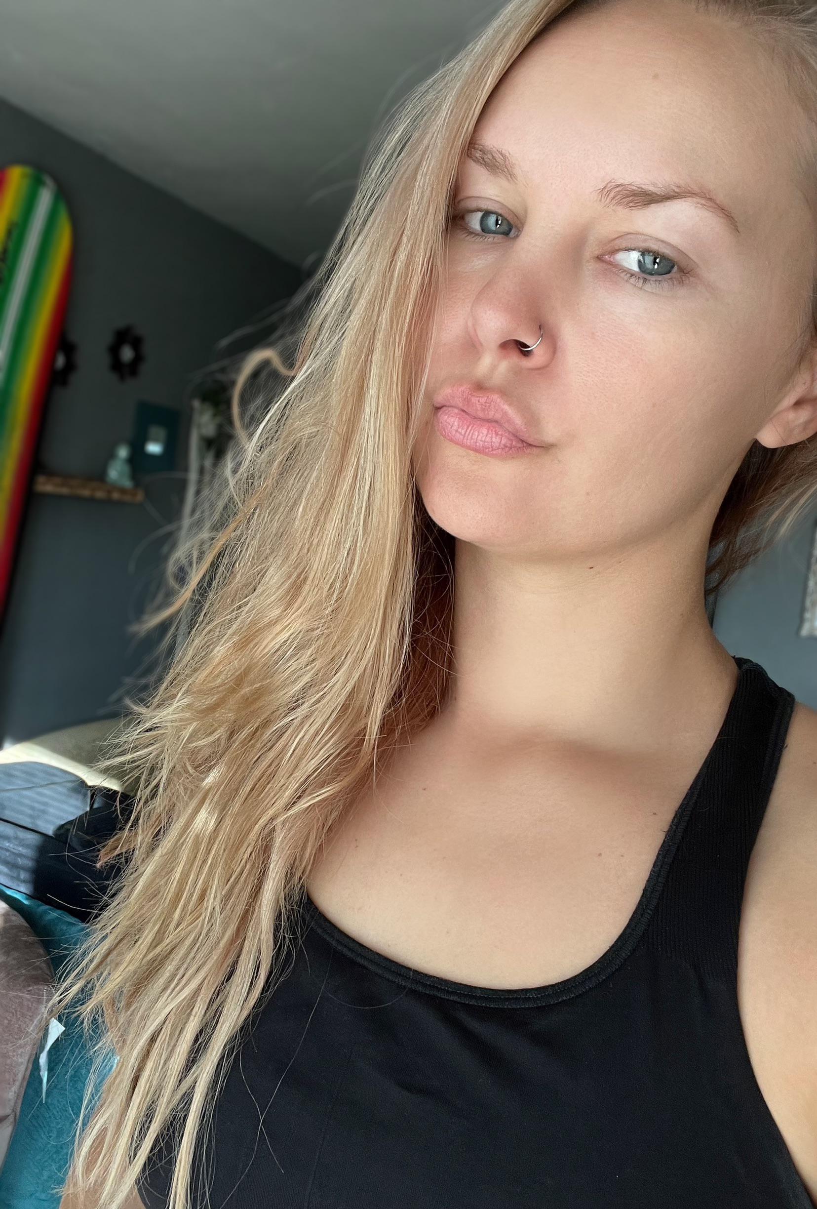 Good morning ☀️ Still have pillow marks on my face 🥱 r/selfie